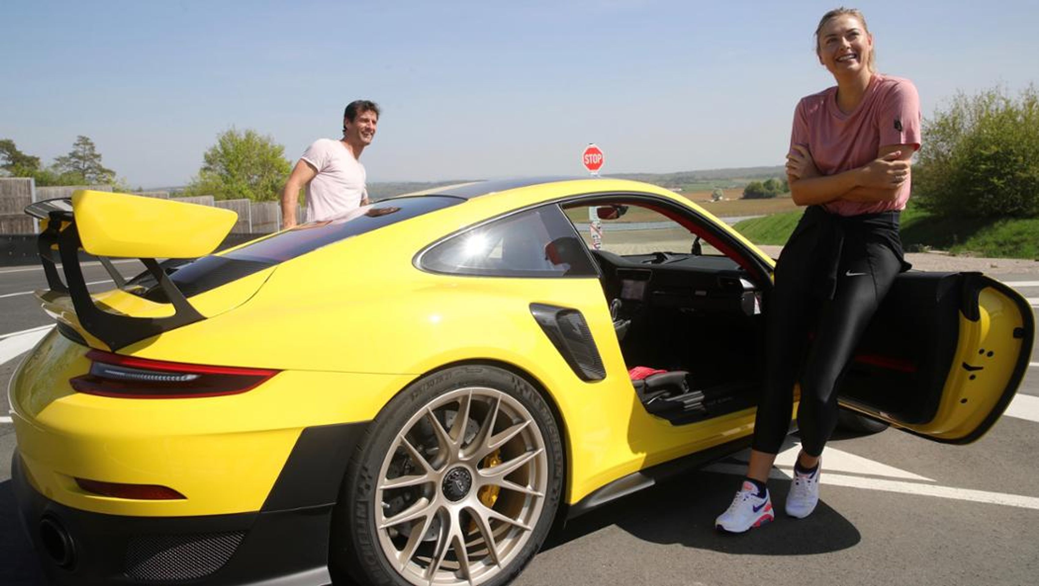 Maria Šarapovová, Mark Webber a Porsche 911 GT2 RS. - Fotogalerie: Maria Šarapovová, Mark Webber a Porsche 911 GT2 RS (3/6)