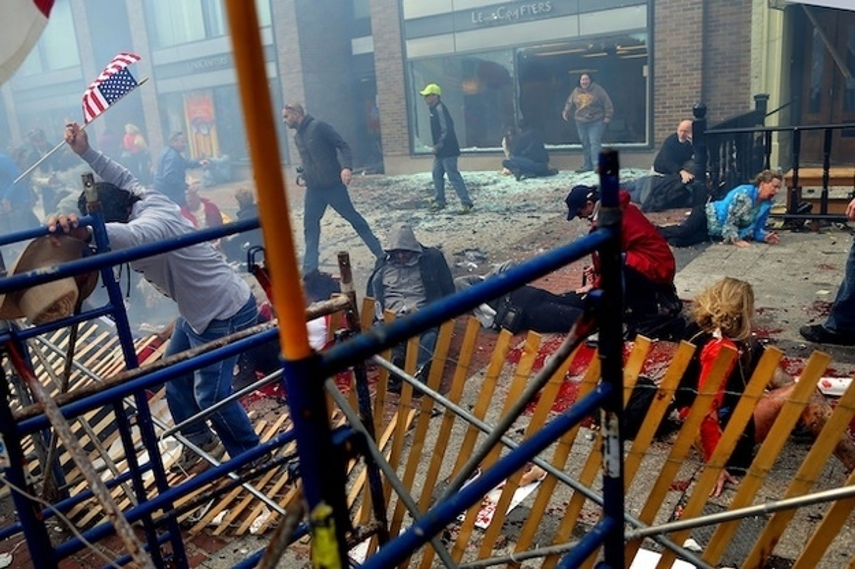Výbuchy na maratonu v Bostonu krvavě zraňovaly - 10 - GALERIE: Výbuchy na maratonu v Bostonu (7/20)