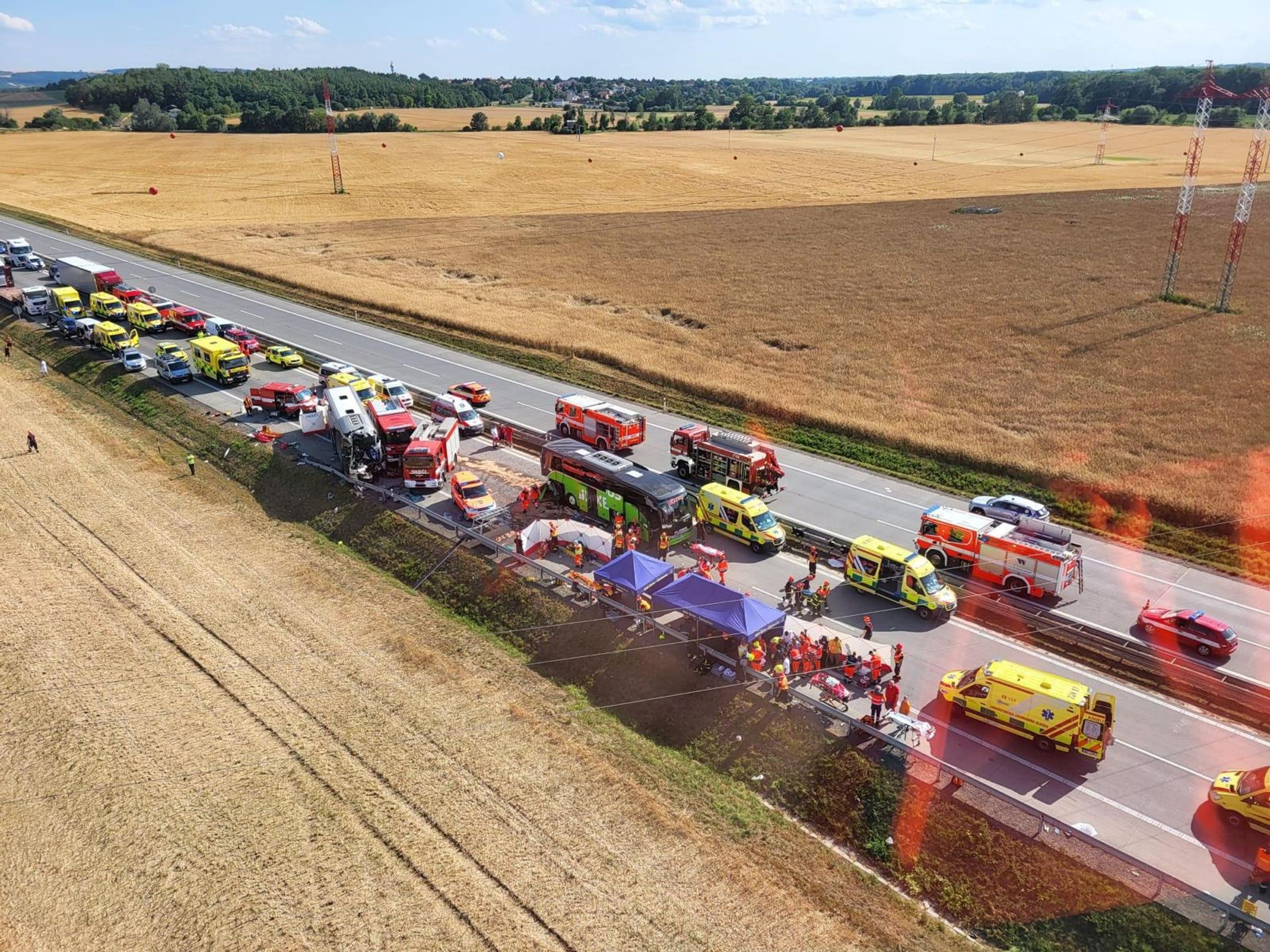 Vážná dopravní nehoda na D2 směr Brno (14) - Vážná dopravní nehoda na D2 směr Brno (6/22)