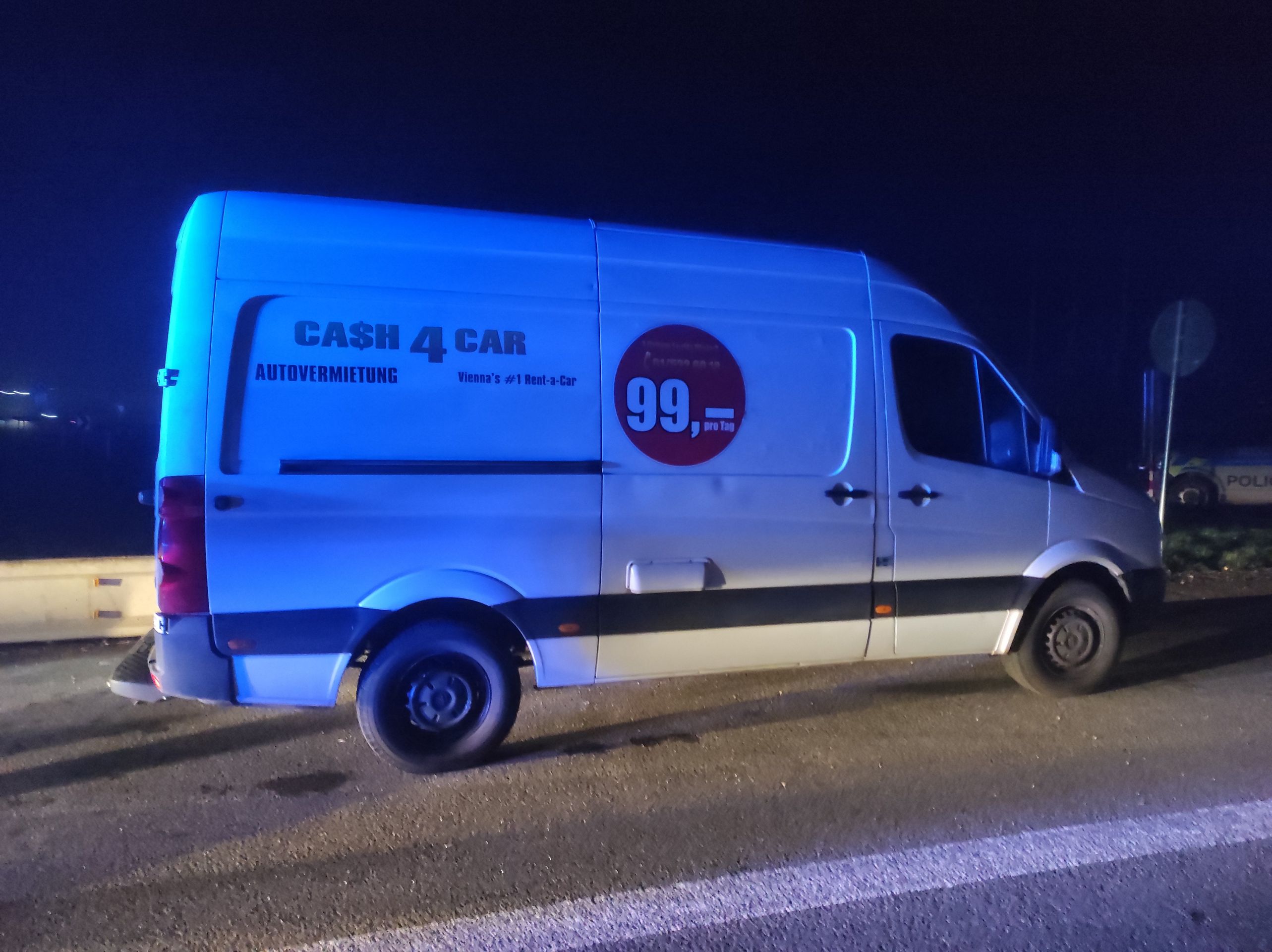 Migranti na D1 - GALERIE: Migranti v dodávce (1/4)