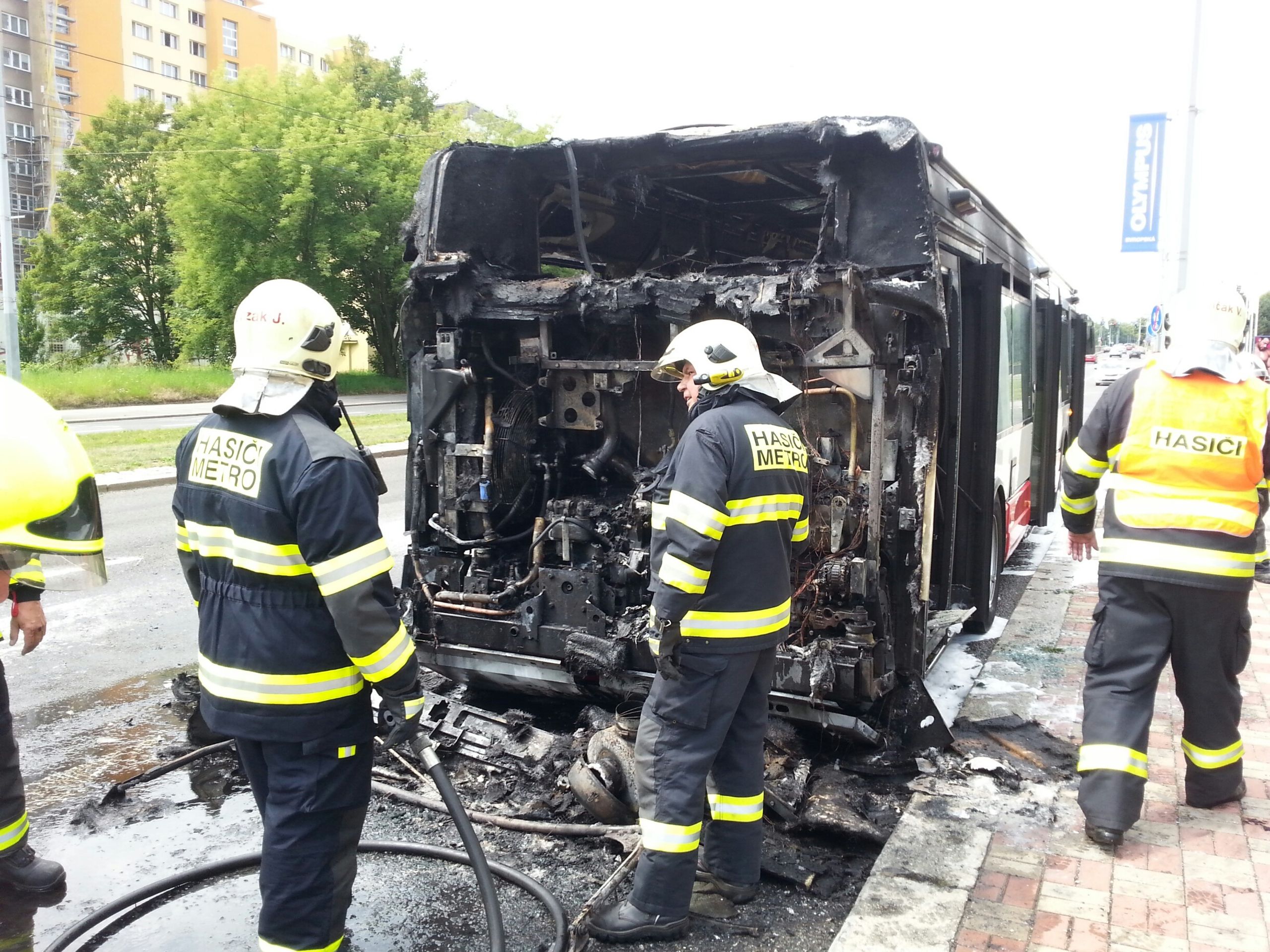 Požár autobusu na Evropské - 5 - GALERIE: Požár autobusu na Evropské (3/10)