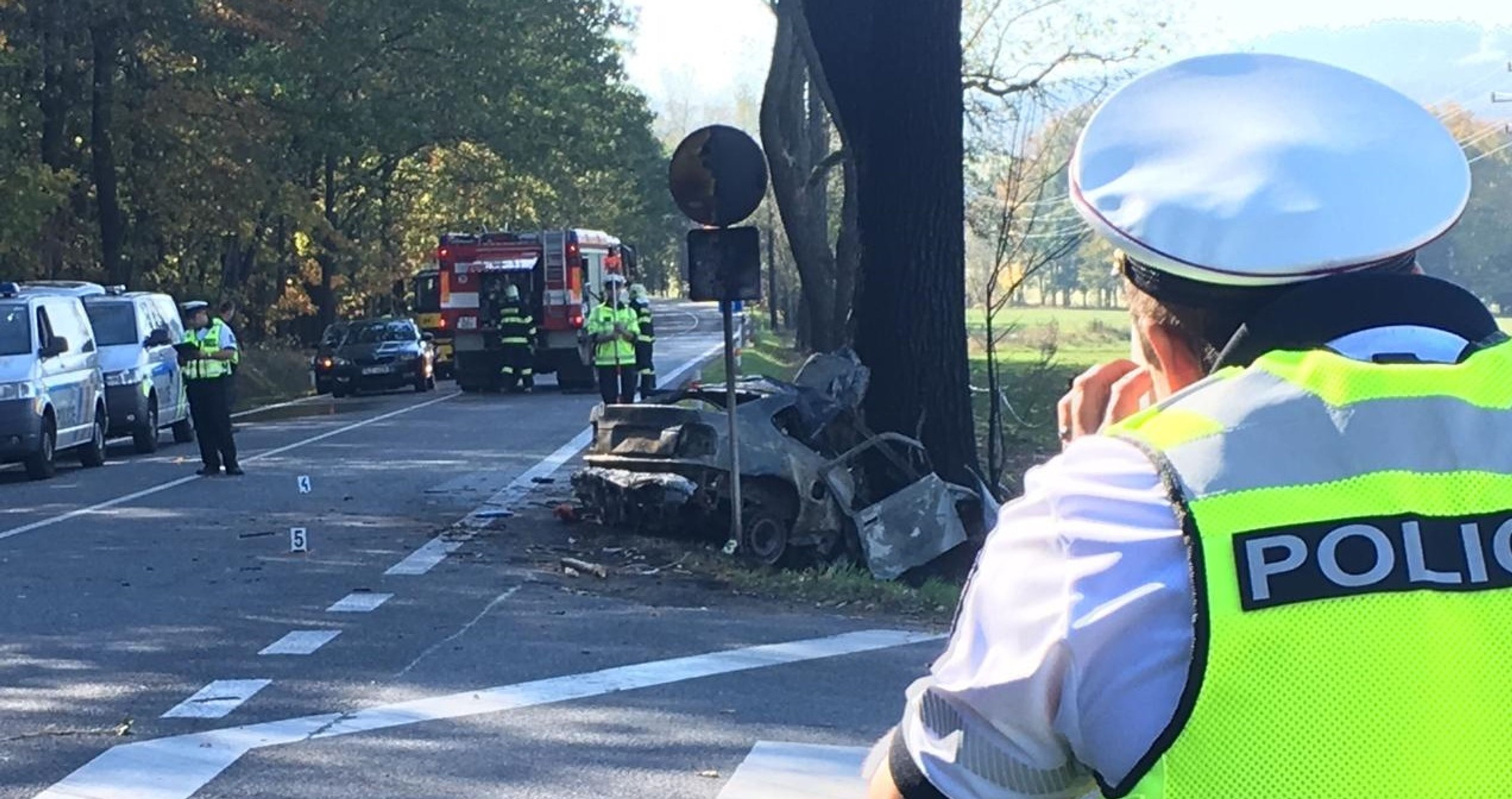 Auto po nárazu do stromu u Liberce shořelo, řidič zemřel - 5 - GALERIE: Smrtelná nehoda u Dětřichova na Liberecku (1/6)
