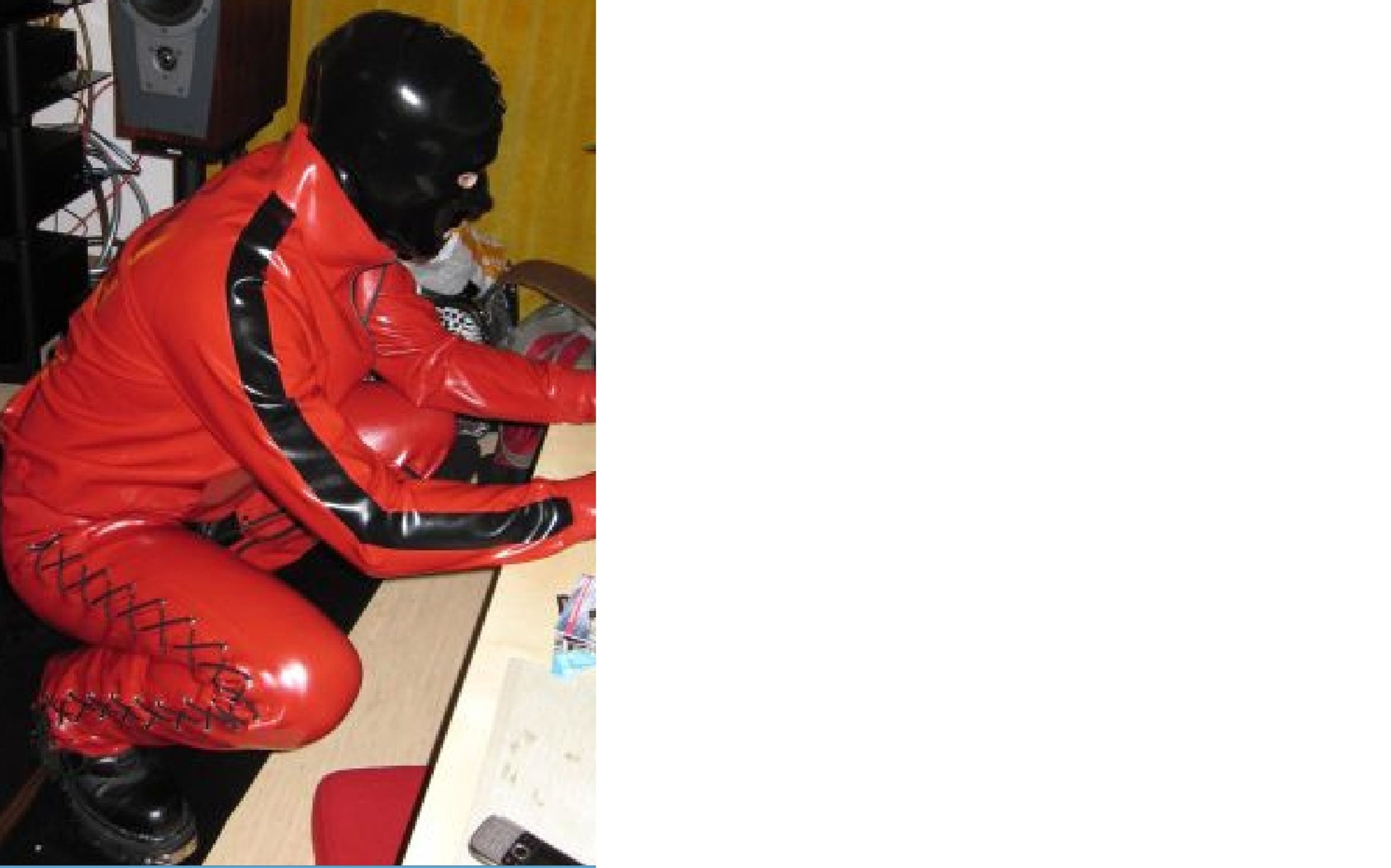 Z auta v Praze zmizely latexové oblečky - 2 - GALERIE: Z auta v Praze zmizely latexové oblečky (5/6)