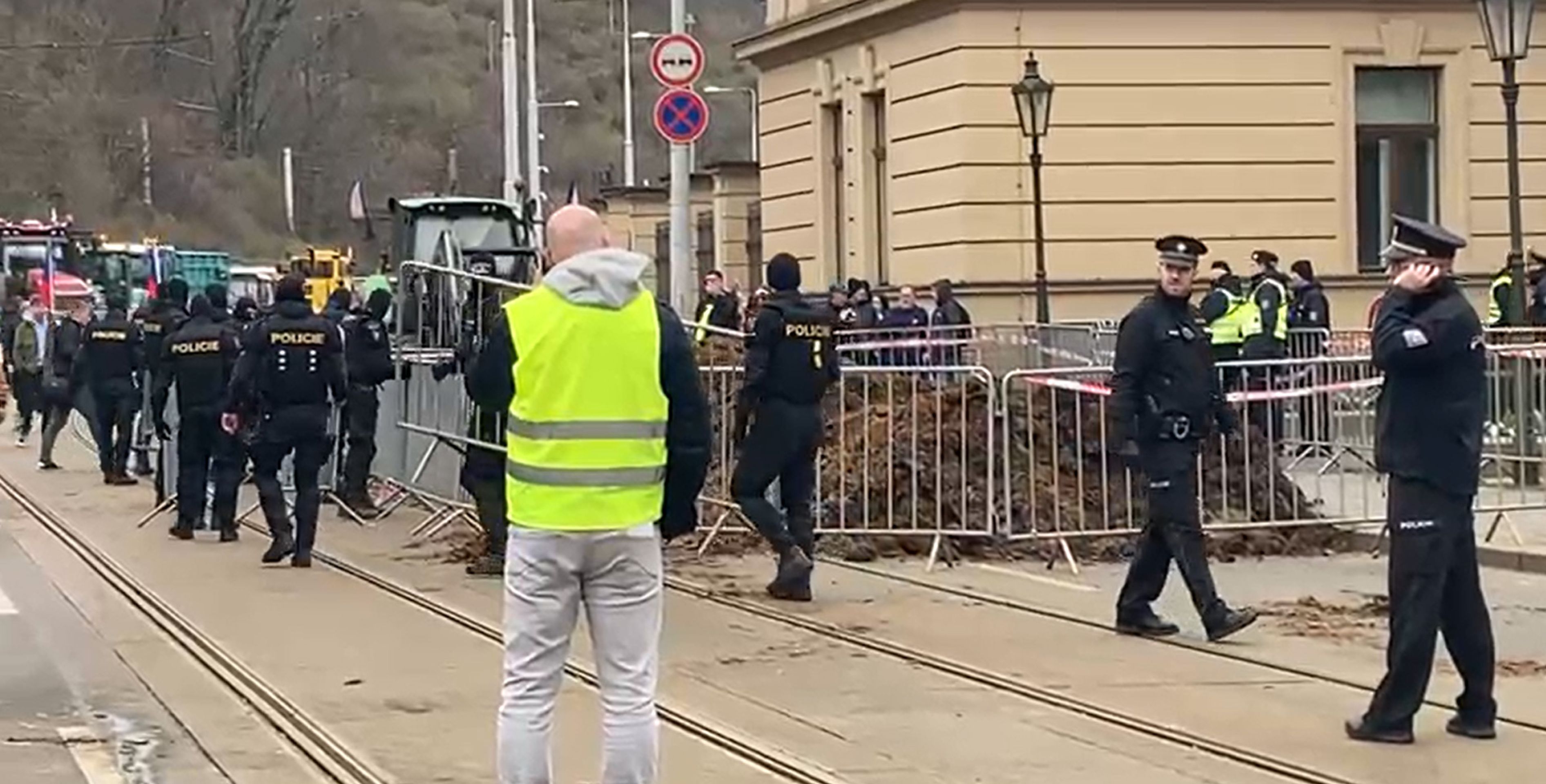 Policisté hnůj oplotili (1) - Protestující zemědělci v Praze (6/21)