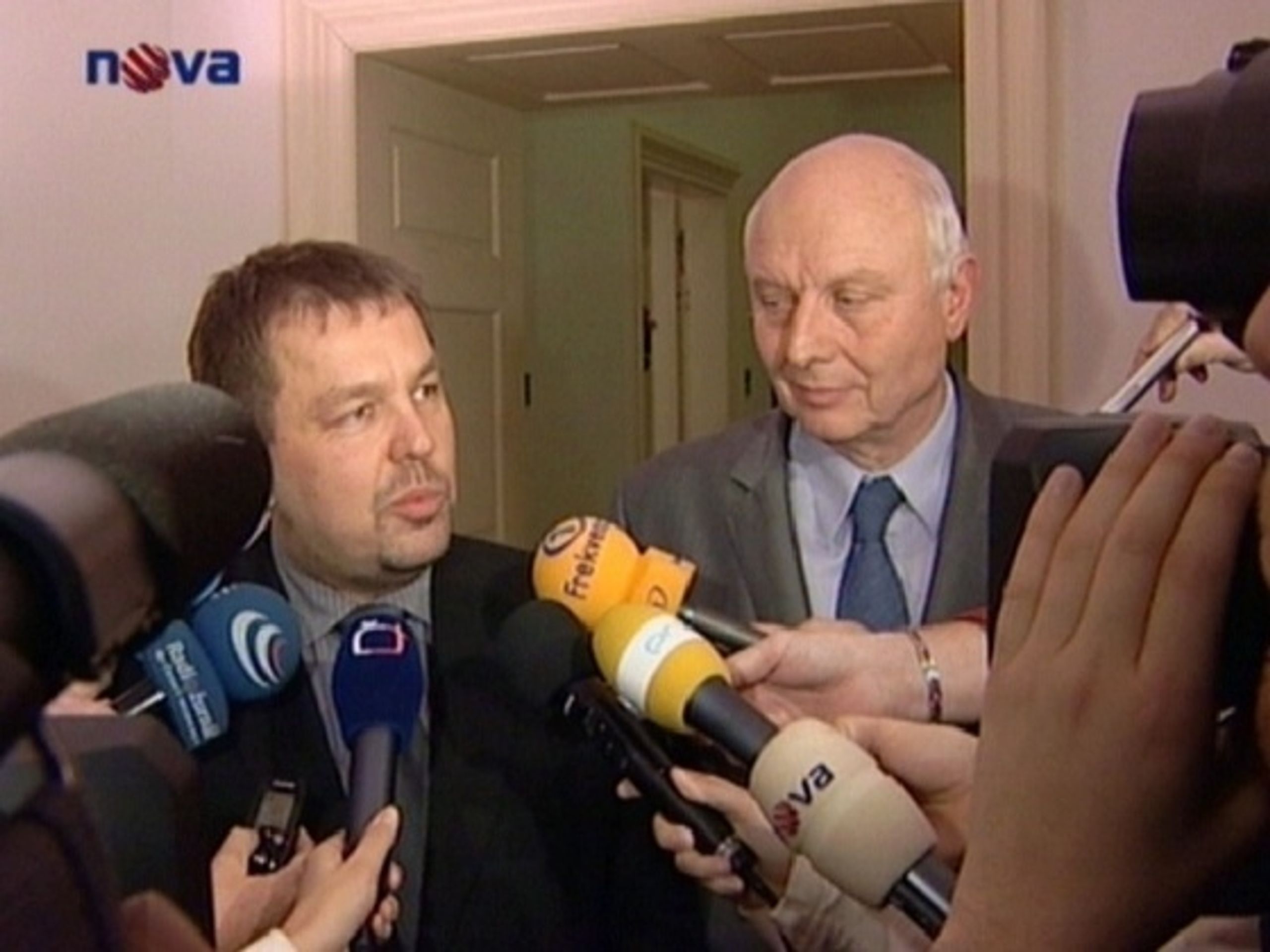 Petr Tluchoř a Jan Bürgermeister  - Poslanci ODS řeknou Topolánkovi ANO (1/3)
