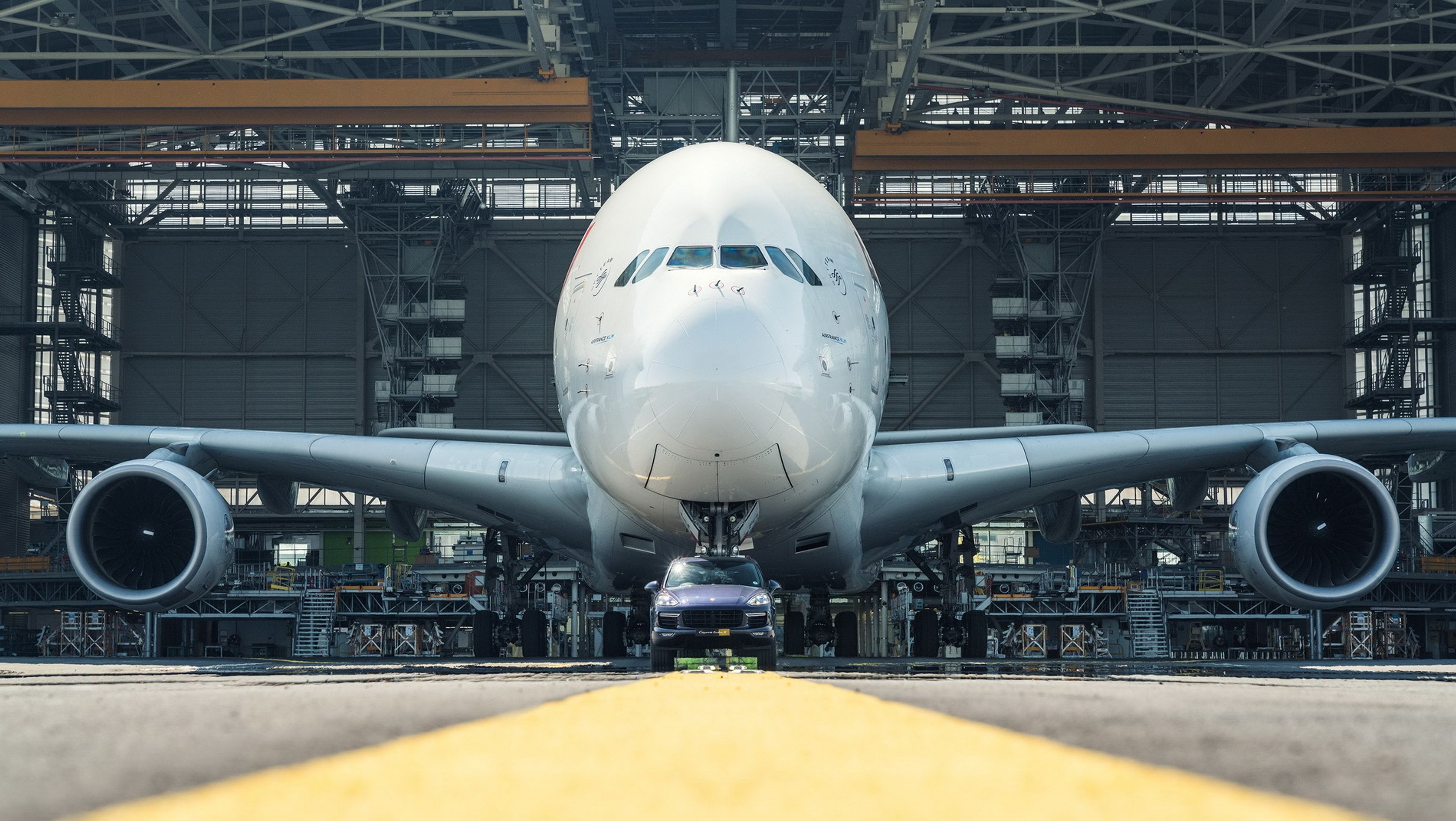 rekord - 9 - GALERIE: Naftové Porsche Cayenne táhne obří Airbus A380 (4/6)