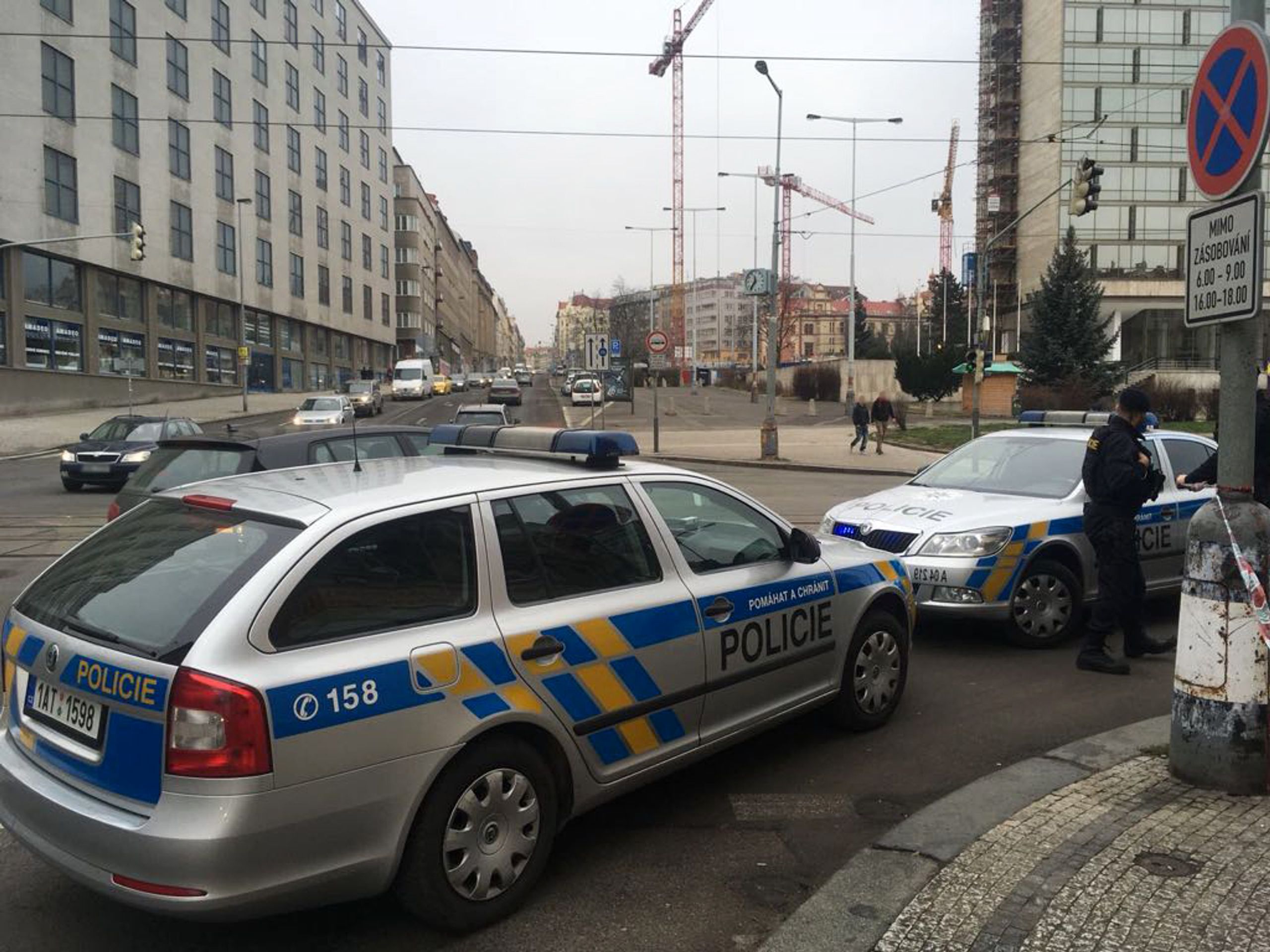 Policie zasahuje v ulici Dukelských hrdinů v Praze - 2 - GALERIE: Policie zasahuje v ulici Dukelských hrdinů v Praze (3/6)