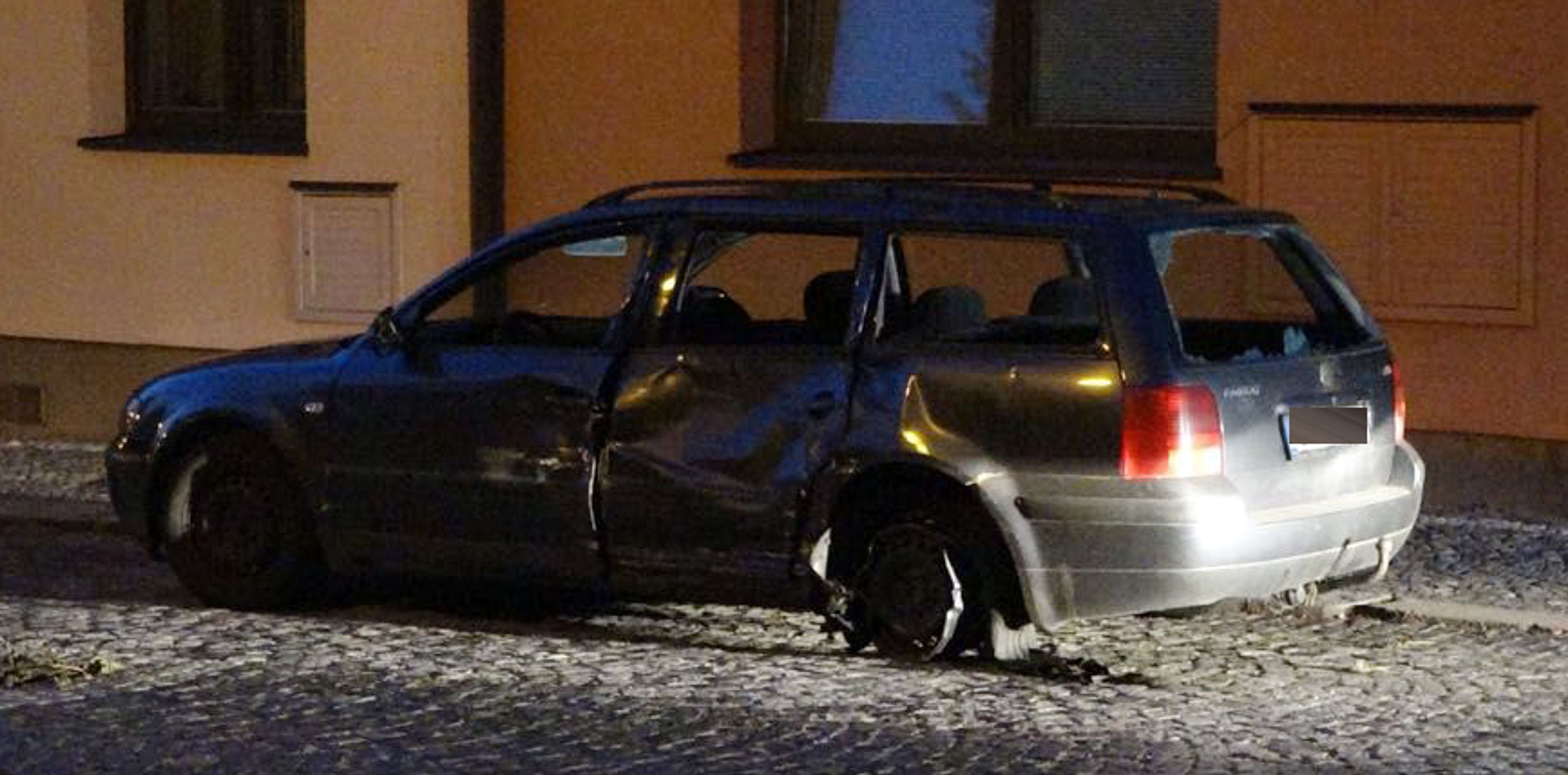 Šoféra i s nabouraným autem dopadli policisté o pár kilometrů dál - GALERIE: Smrtelná srážka auta s motocyklem (1/4)