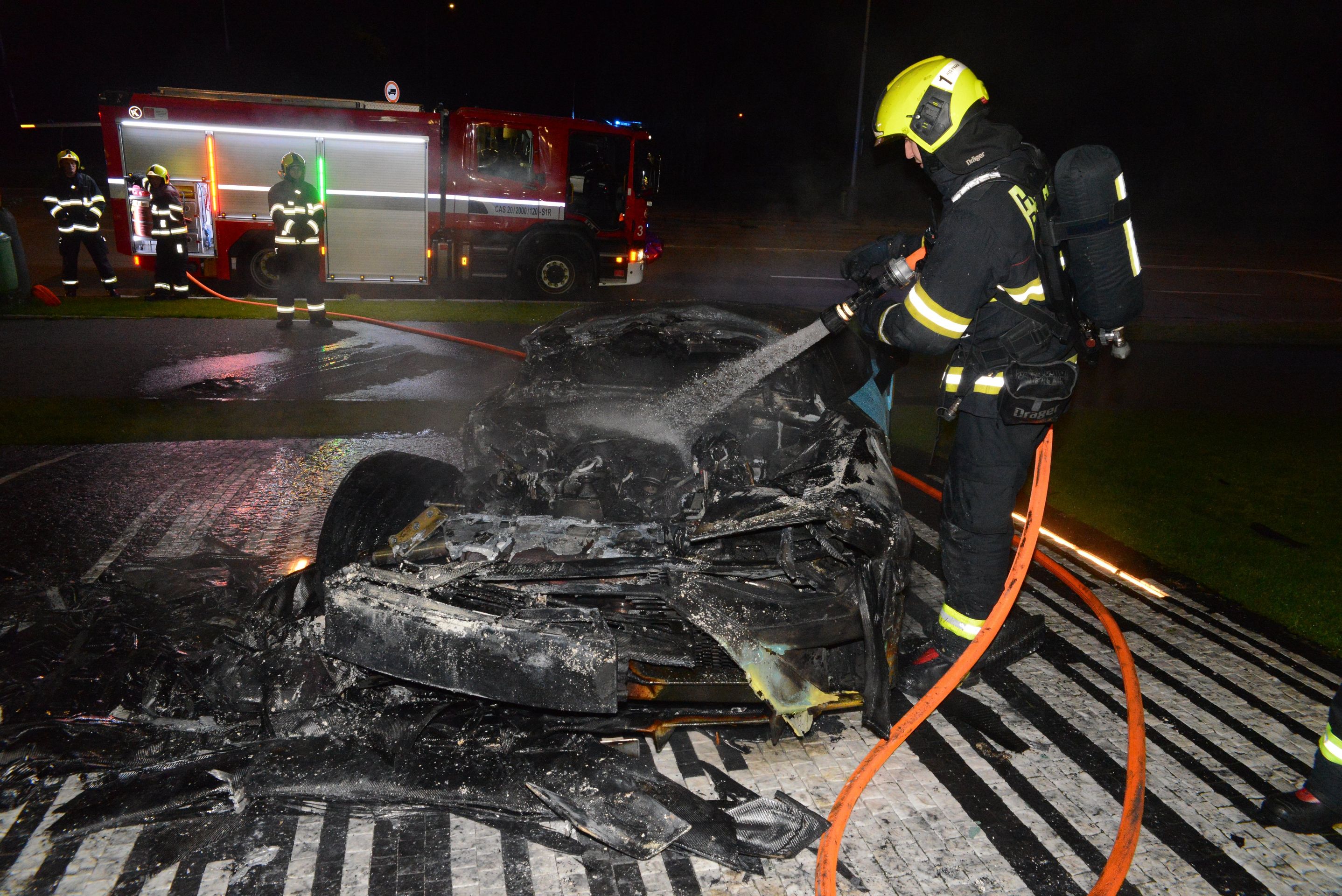 Požár luxusního auta - Požár luxusního auta ve Vysočanech (1/13)