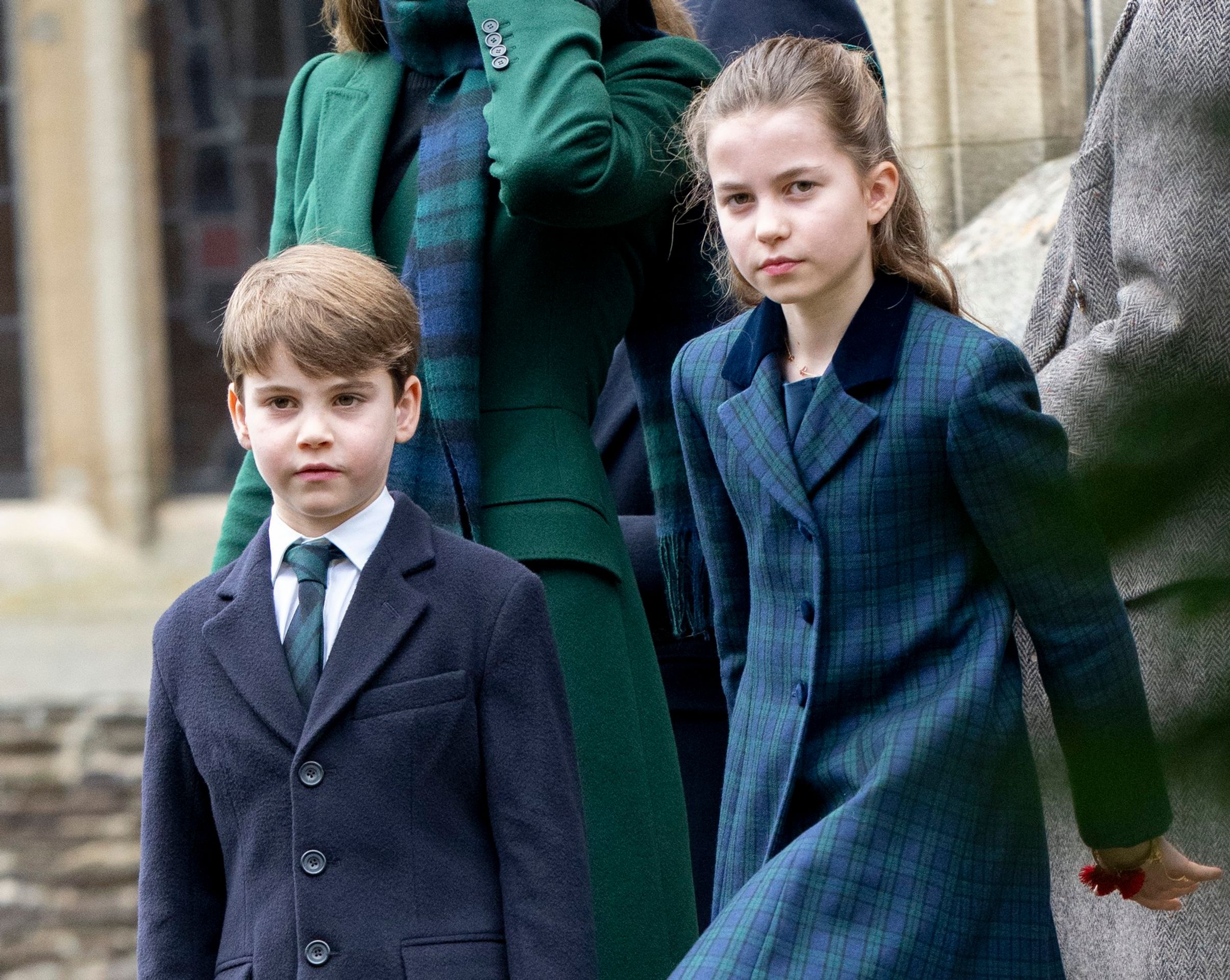 Princ Louis a princezna Charlotte, 25. 12. 2024 Vánoční procházka do kostela v Sandringhamu - Královská rodina (6/32)