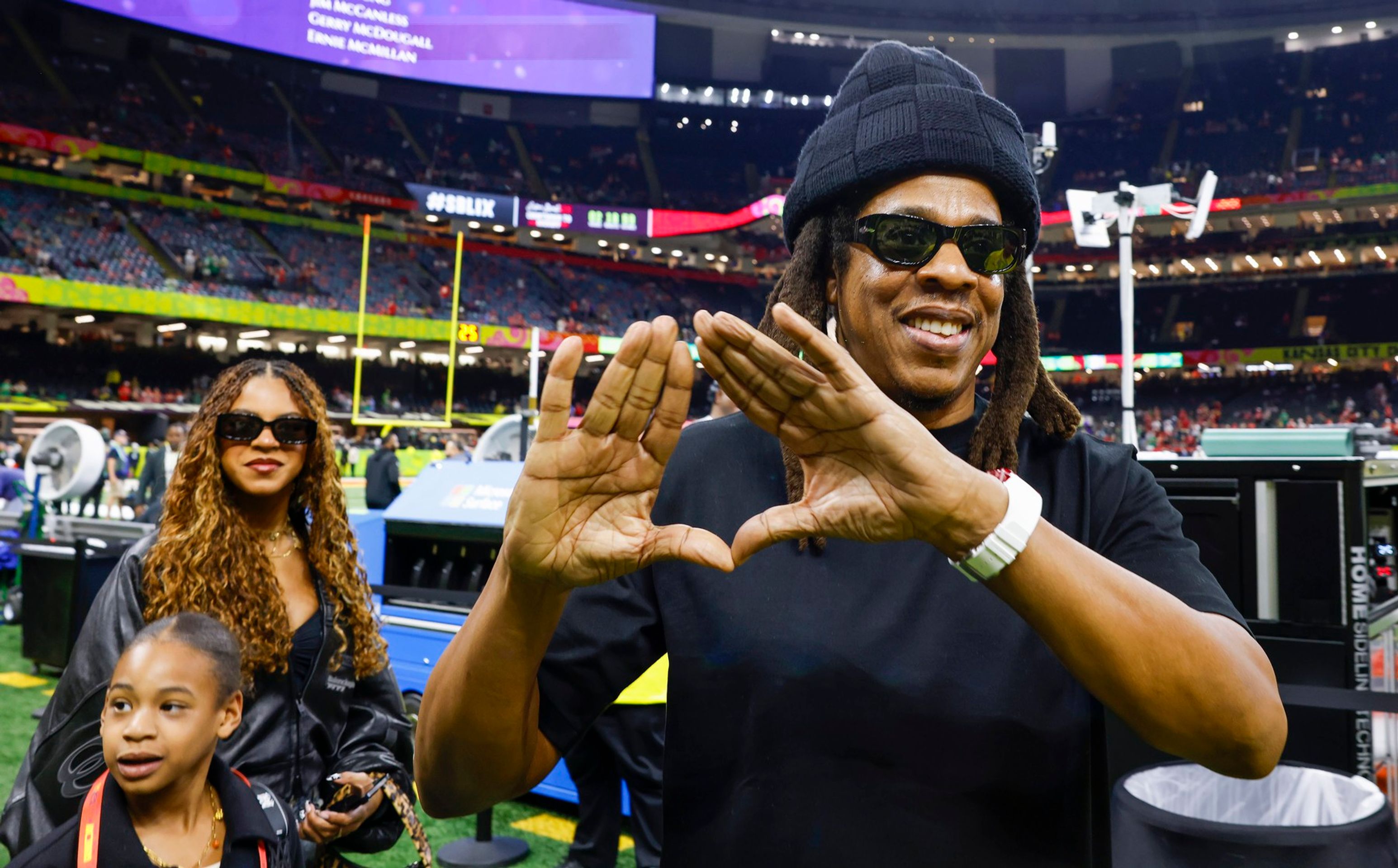 Mezi celebritami byl i známý rapper Jay-Z - Celebrity na Super Bowlu LIX (5/6)