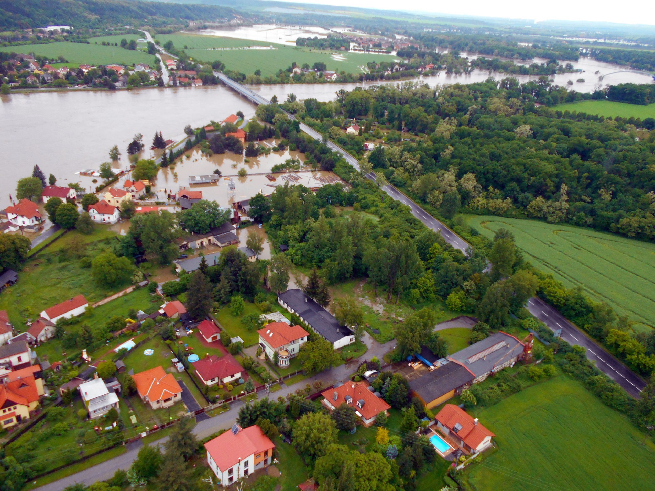 Letecké snímky povodní - Kralupy nad Vltavou - 2 - Galerie: Letecké snímky povodně - Kralupy nad Vltavou - Chvatěruby (5/6)