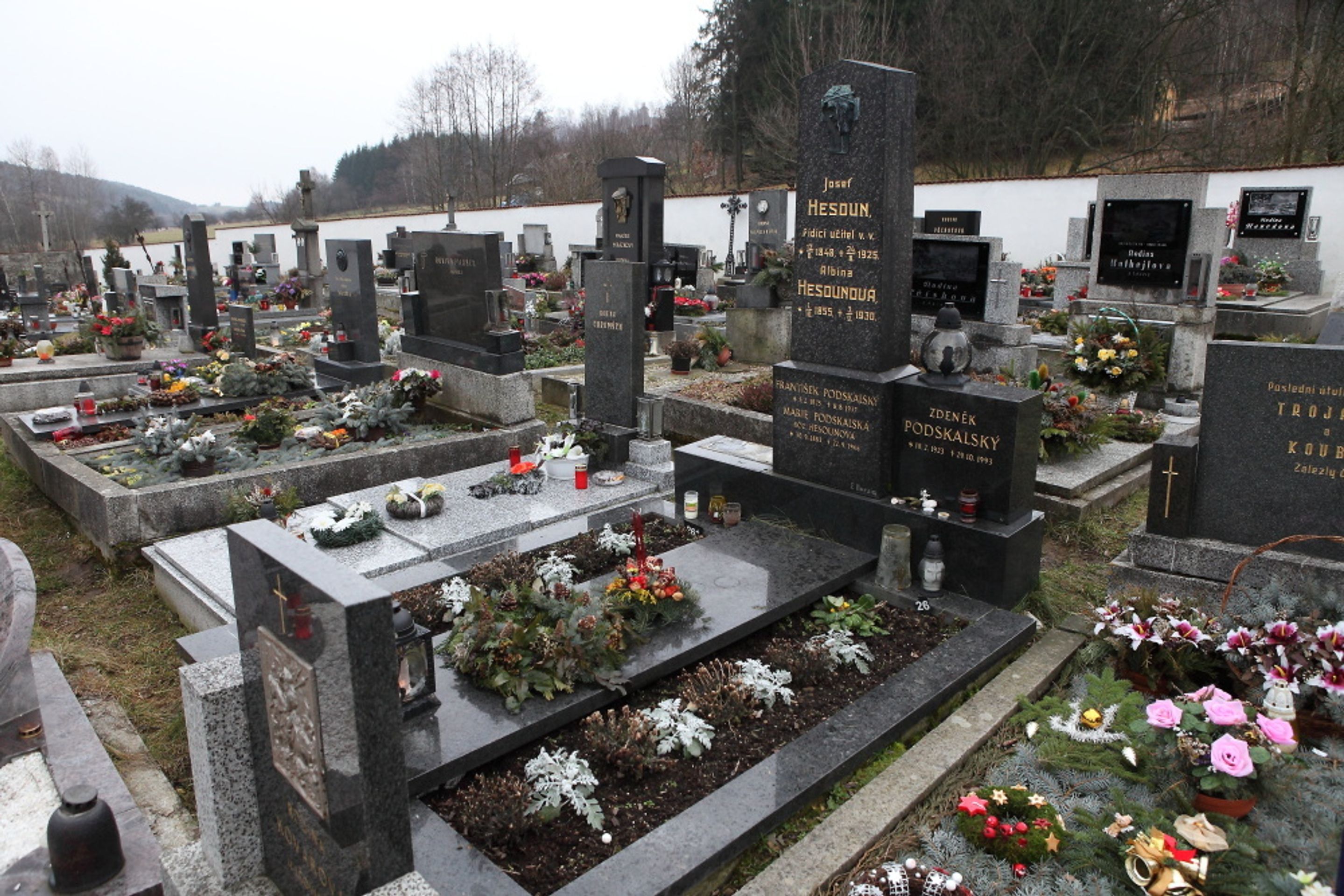Poslední odpočinek Jiráskové - 5 - Zde bude pohřbena Jirásková (5/9)