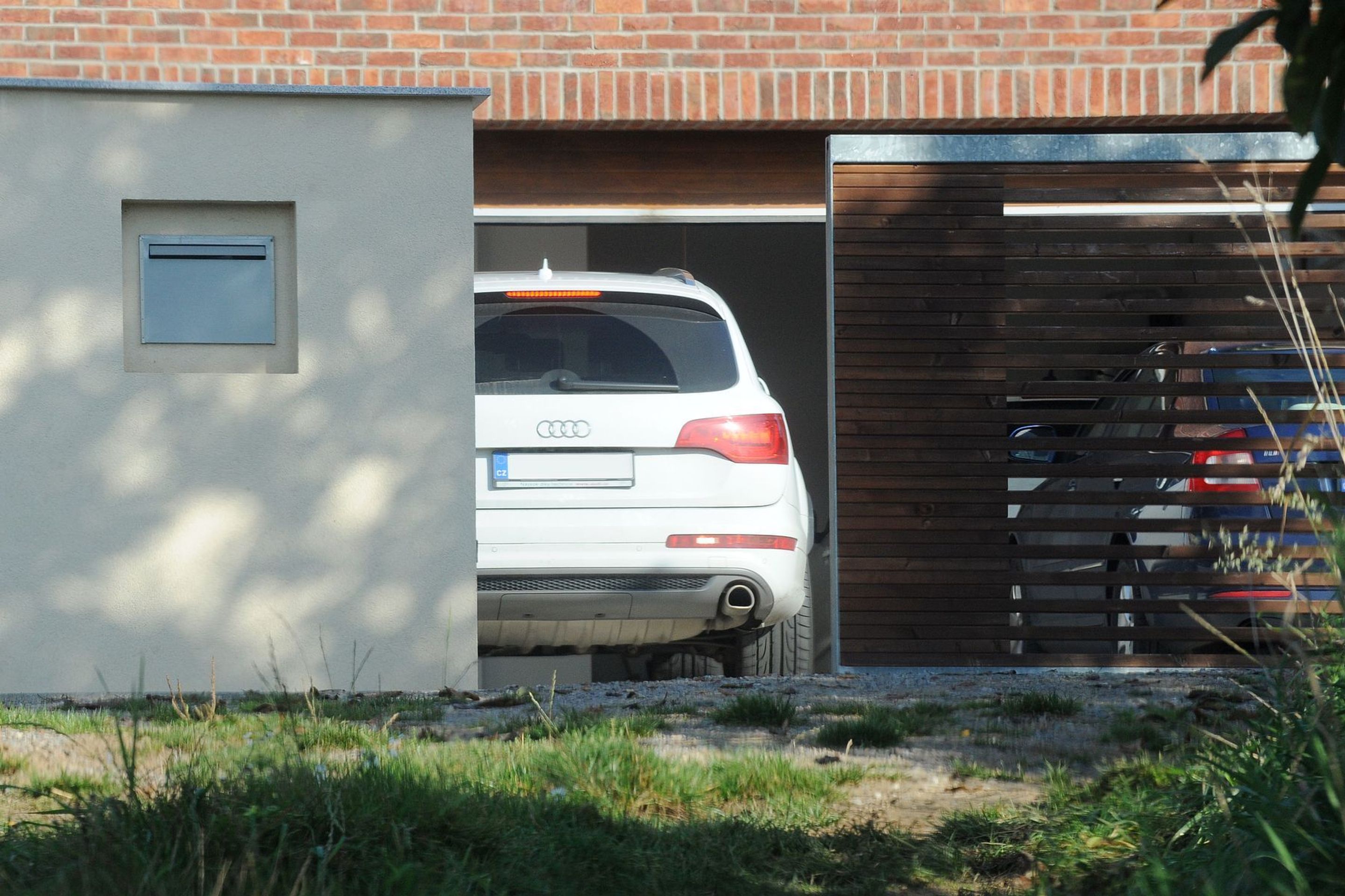 Grossova manželka Šárka odjíždí bílým Audi - GALERIE: Kdo pečuje o nemocného Stanislava Grosse? (4/9)