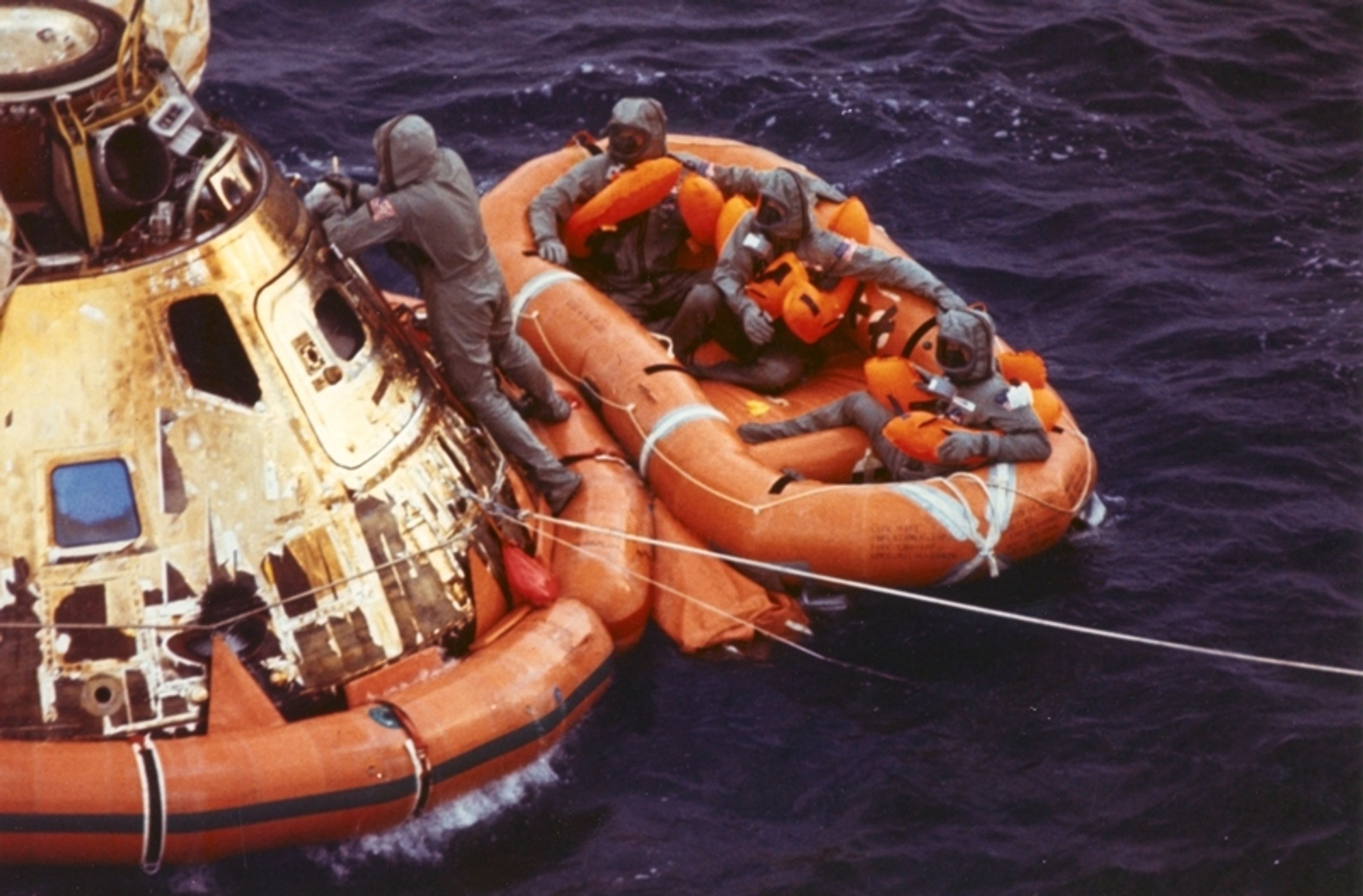 Neil Armstrong na měsíci - 16 - Neil Armstrong na měsíci (13/16)