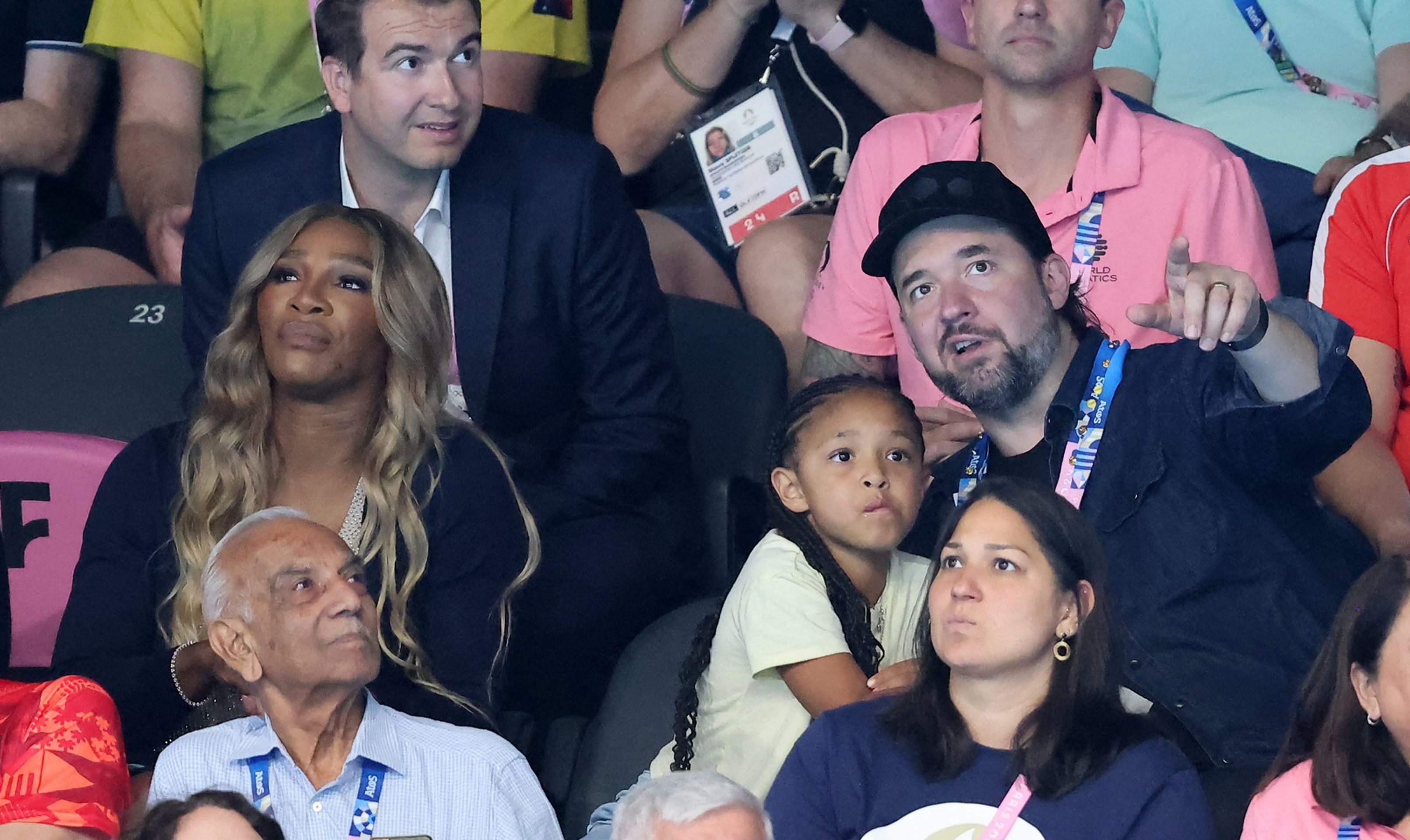 Serena Williamsová (prostřední řada první zleva) - Celebrity v hledišti na LOH 2024 (13/13)