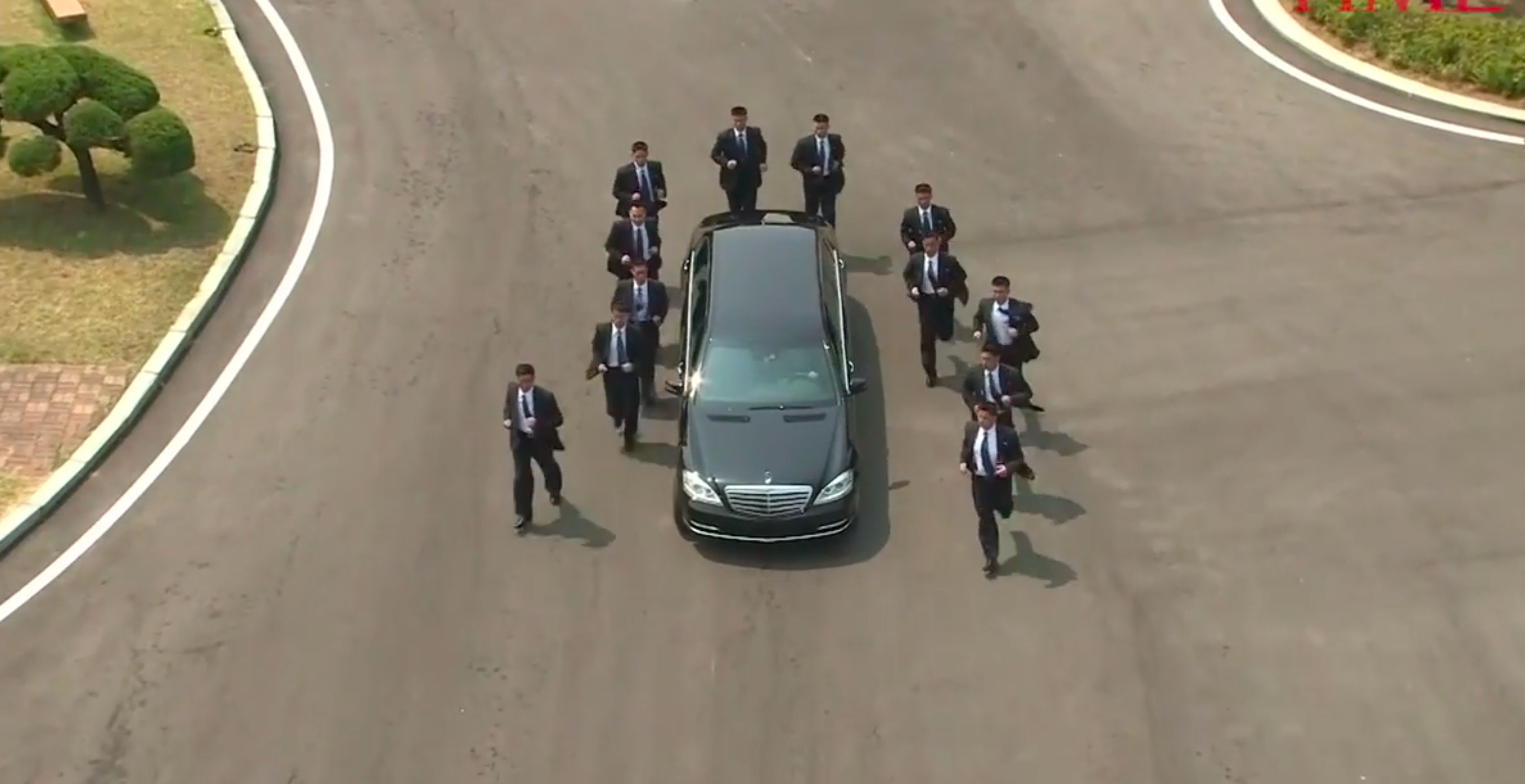 Kimovi bodyguardi - Fotogalerie: Kim Čong-un a jeho pancéřované limuzíny (6/6)