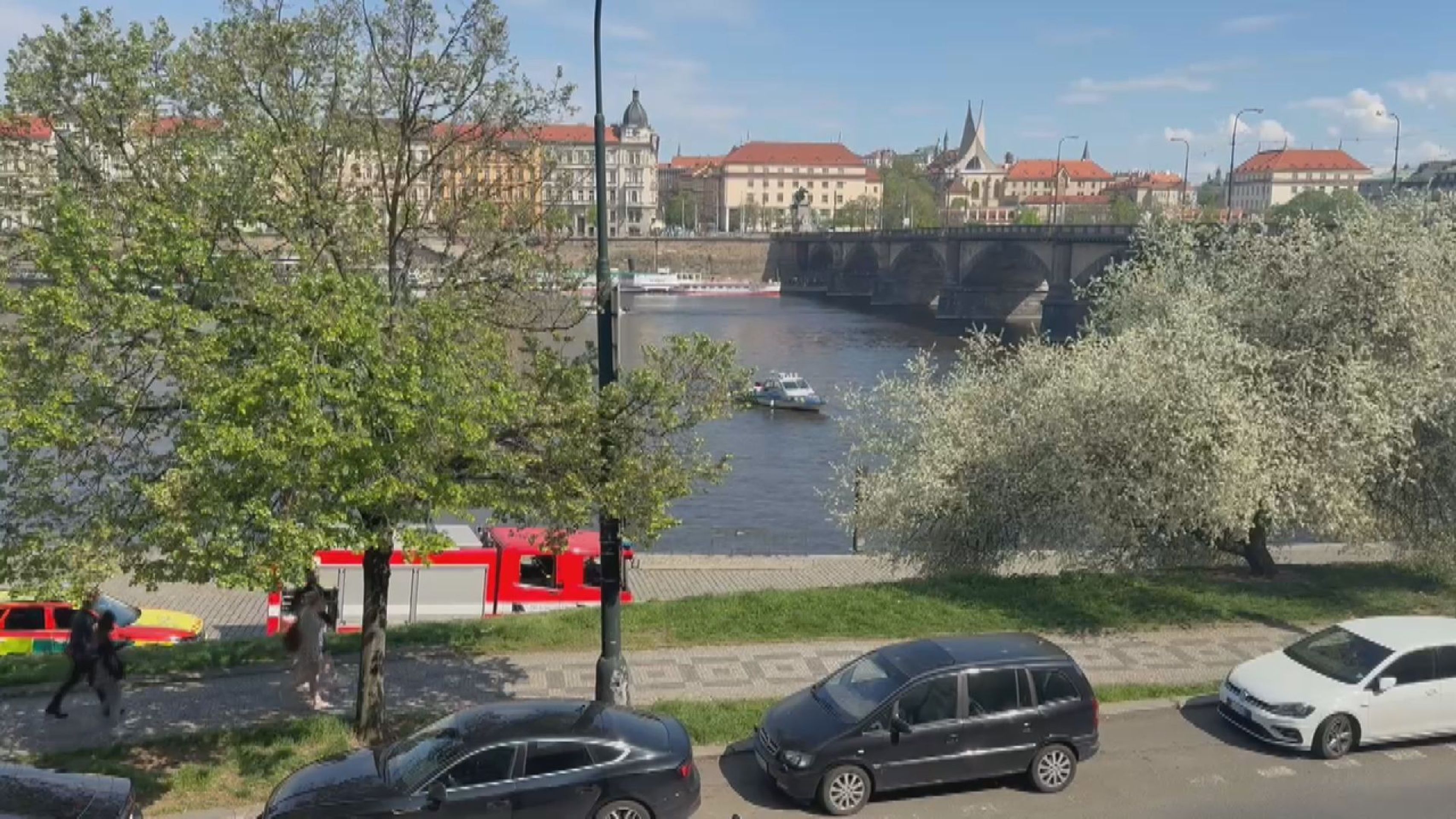 Pražská náplavka - Na náplavce v Praze byl objeven dělostřelecký granát a střelná zbraň (6/6)
