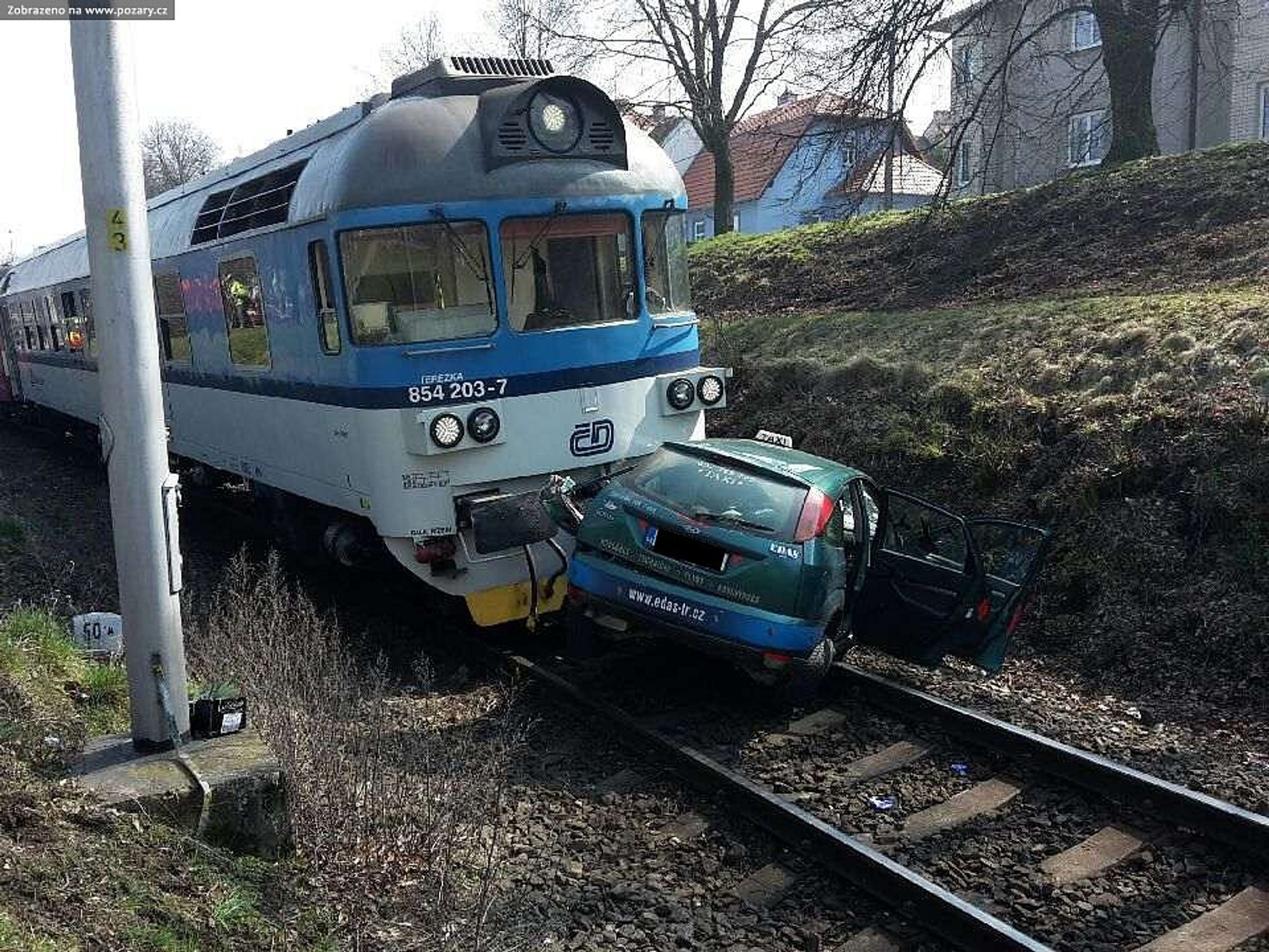 Střet vlaku s autem v Třebíči - GALERIE: Střet vlaku s taxíkem (2/3)