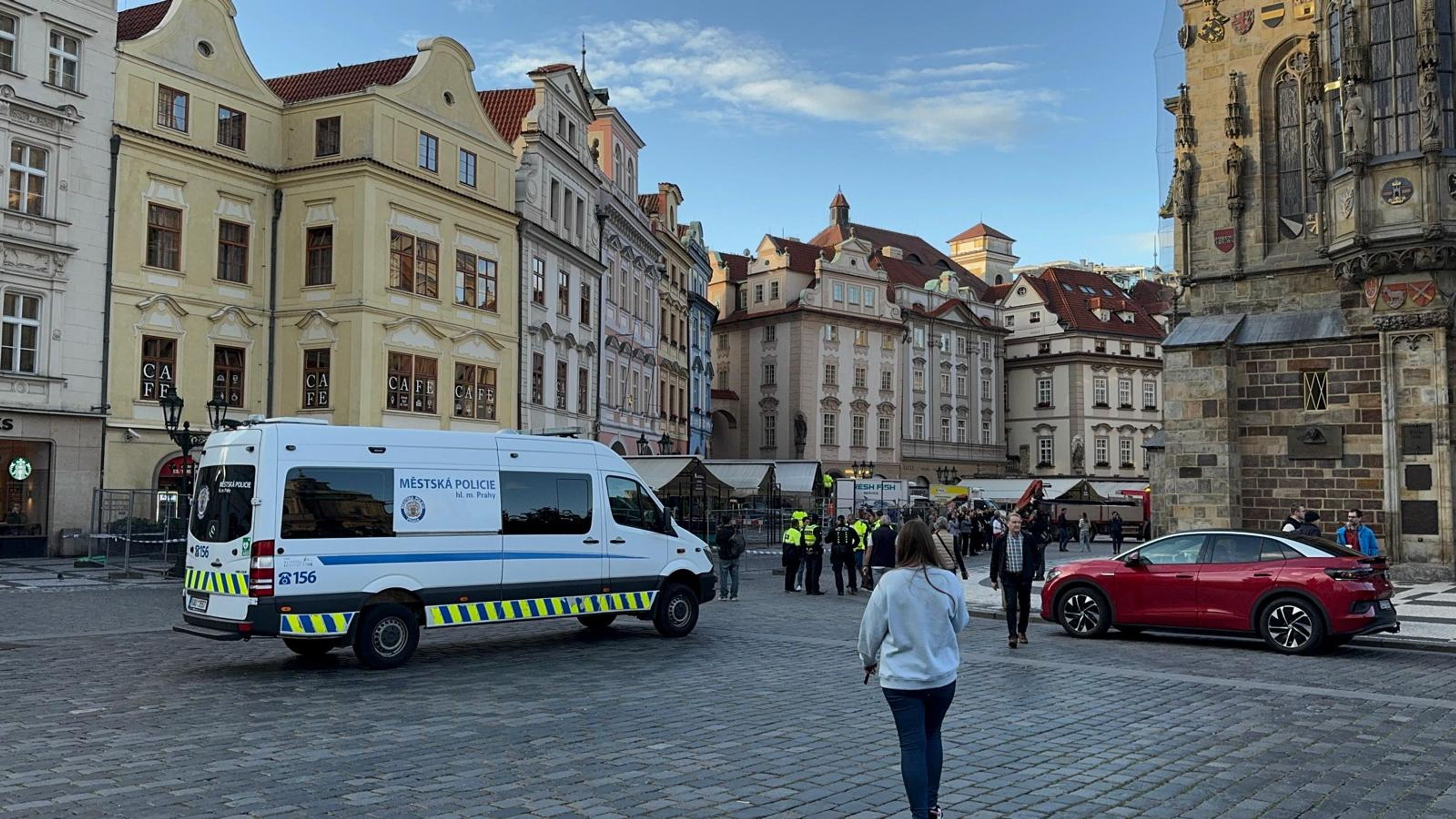 Na Staromáku probíhá demontáž nelegálních předzahrádek (8) - Na Staromáku probíhá demontáž nelegálních předzahrádek (9/10)