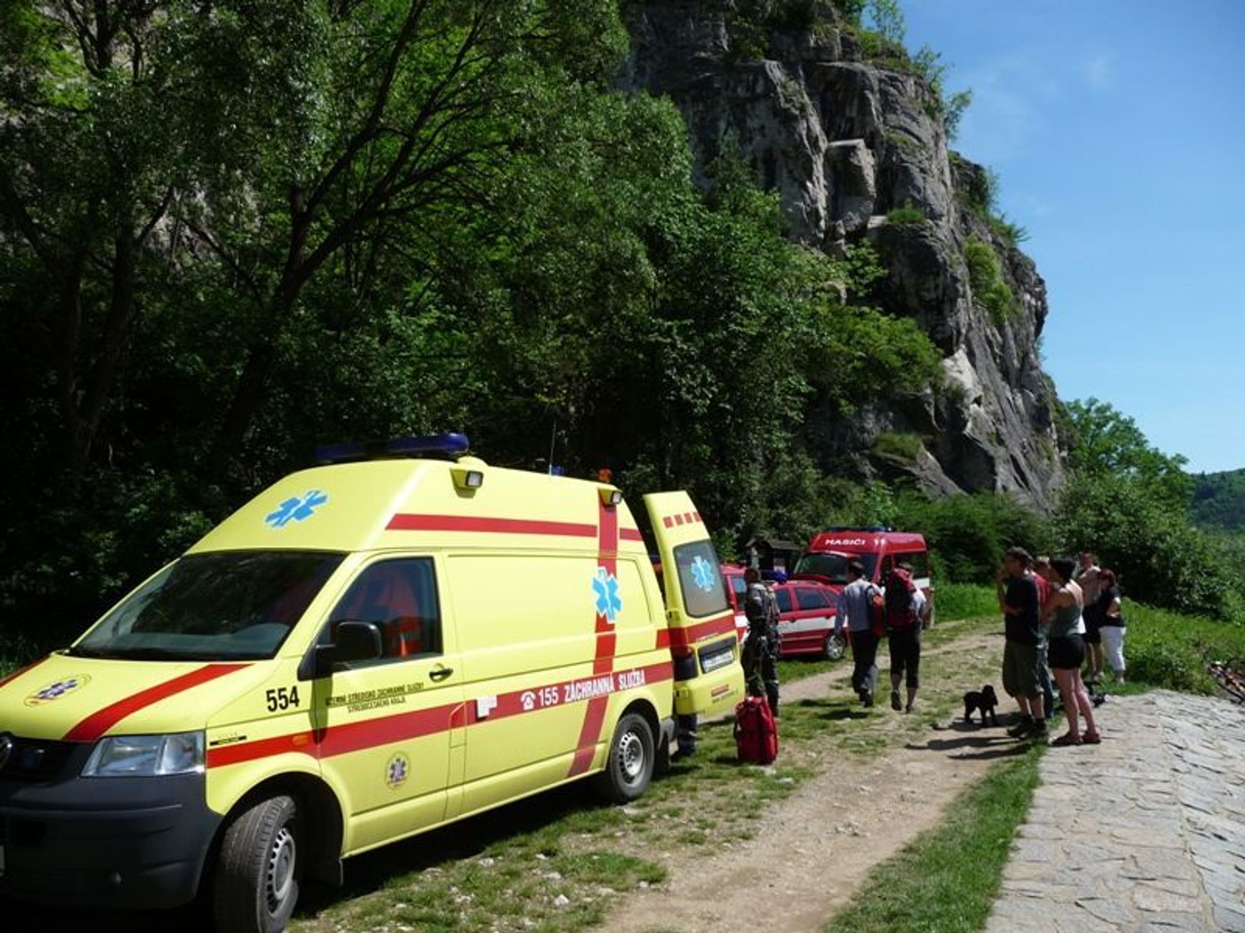 Záchrana muže uvězněného čtyři dny v jeskyni na Berounsku-1 - FOTOGALERIE: Záchrana muže uvězněného čtyři dny v jeskyni na Berounsku (1/7)