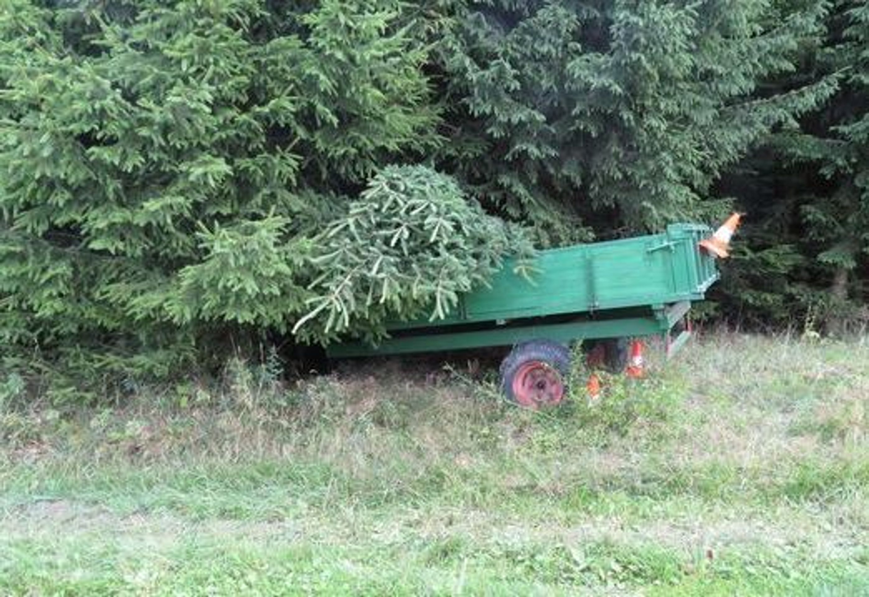 Traktoristu přejel vlastní traktor - 3 - GALERIE: Muže přejel vlastní traktor (1/3)