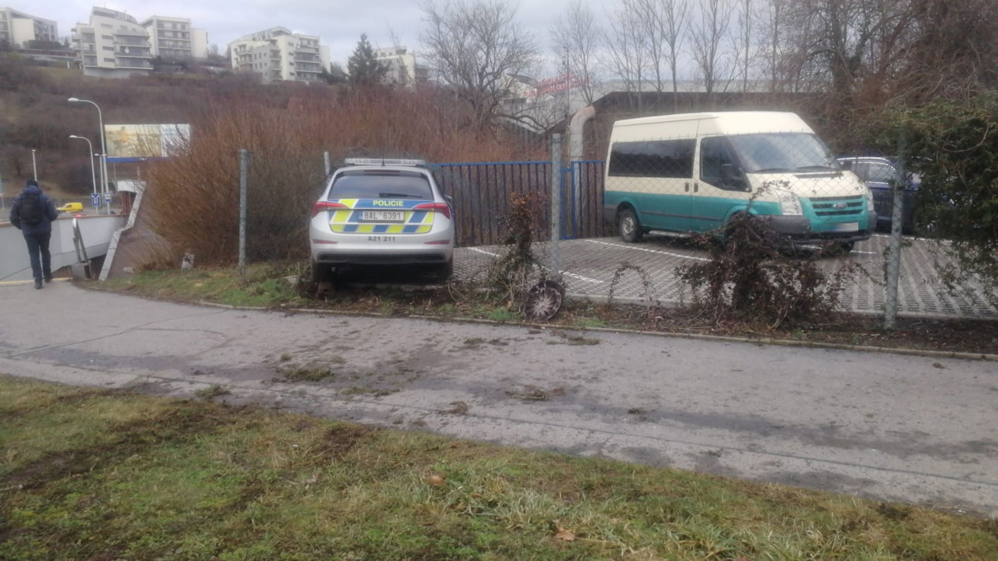 Policejní auto v Praze vyletělo ze silnice - Policejní auto v Praze vyletělo ze silnice (8/8)
