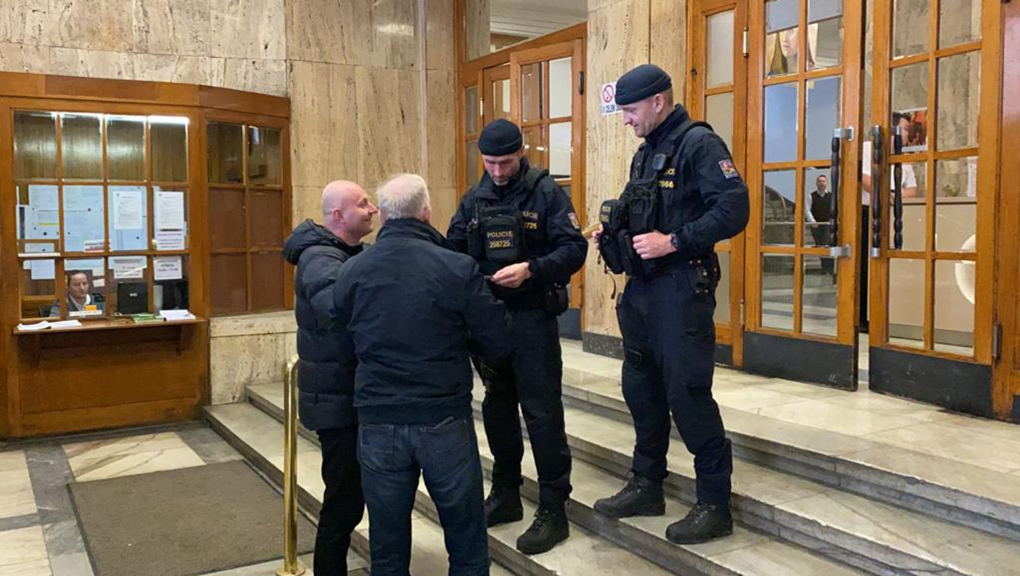 Policie zasahuje na ministerstvu práce a sociálních věcí - GALERIE: Razie na ministerstvu práce a sociálních věcí policejním útvarem NCOZ (5/5)
