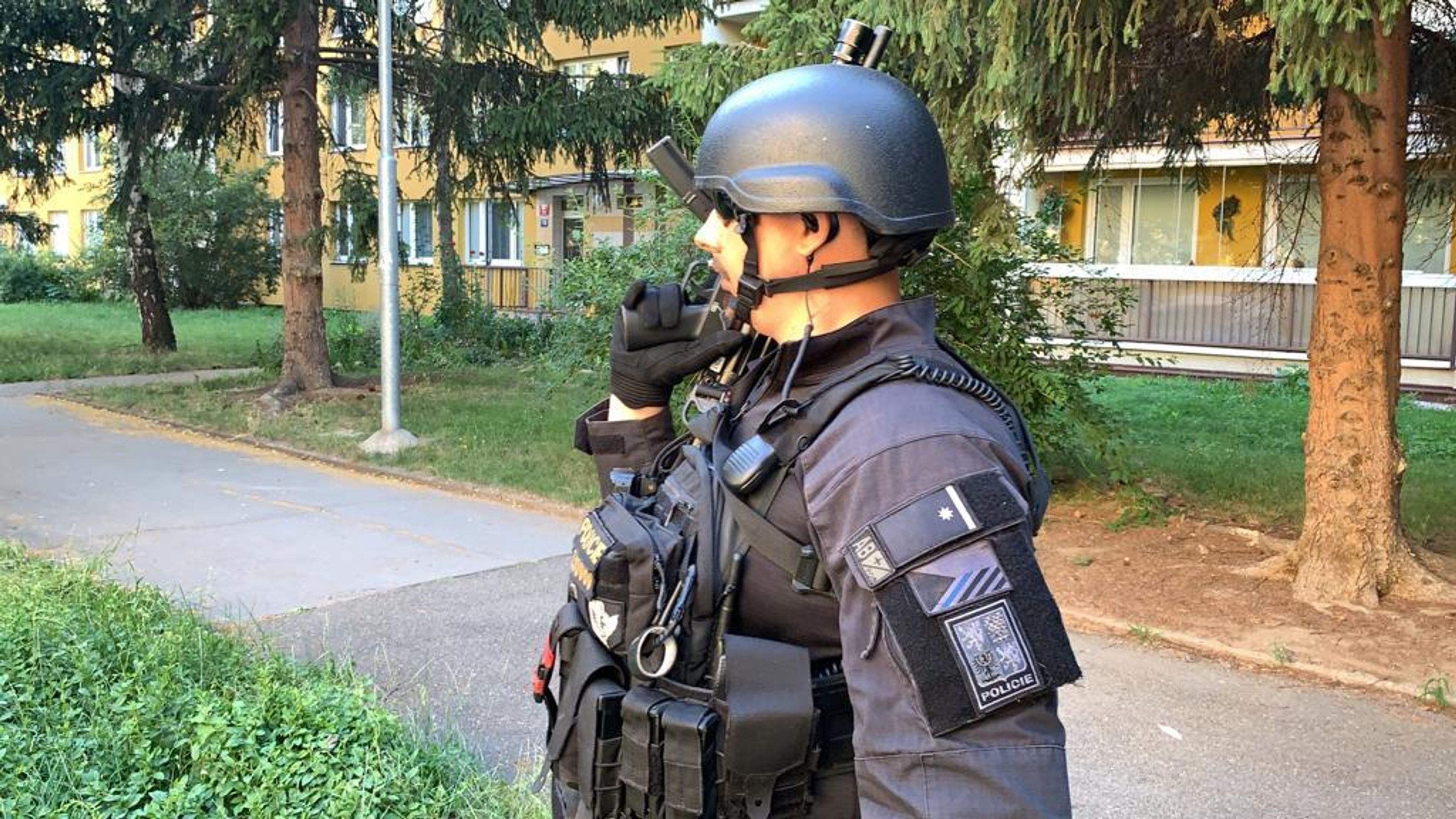 Muž v Praze hrozil zbraní - 1 - GALERIE: Opilí muž měl ohrožovat okolí puškou (11/11)