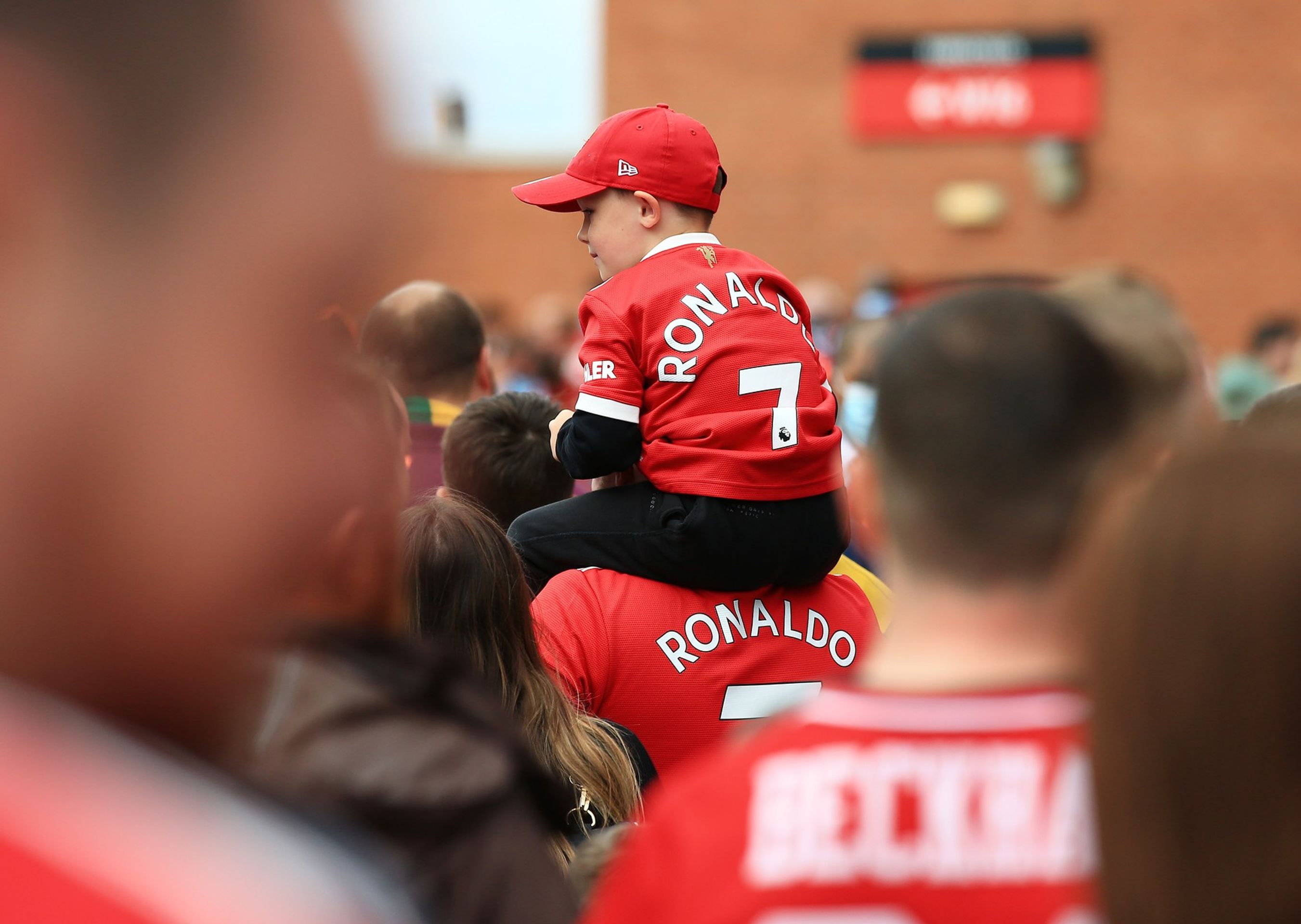 Cristiano Ronaldo si už získal srdce i těch nejmladších fanoušků - Na Ronalda před Old Trafford čekaly zástupy fanoušků (3/7)