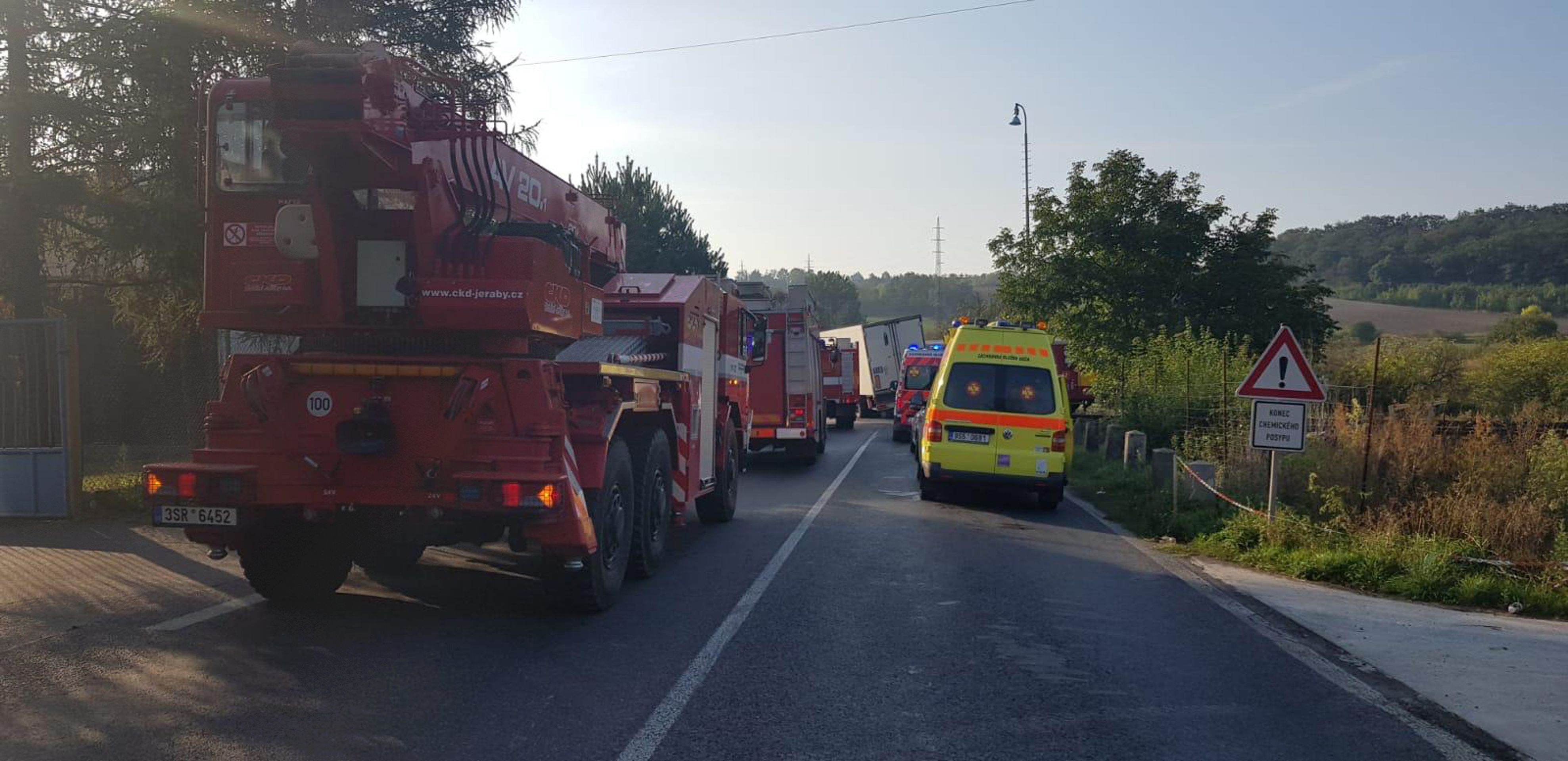 Střet nákladního auta a osobního vlaku na přejezdu na okraji Kralup nad Vltavo - 3 - GALERIE: Střet nákladního auta a osobního vlaku na přejezdu na okraji Kralup nad Vltavou (3/5)
