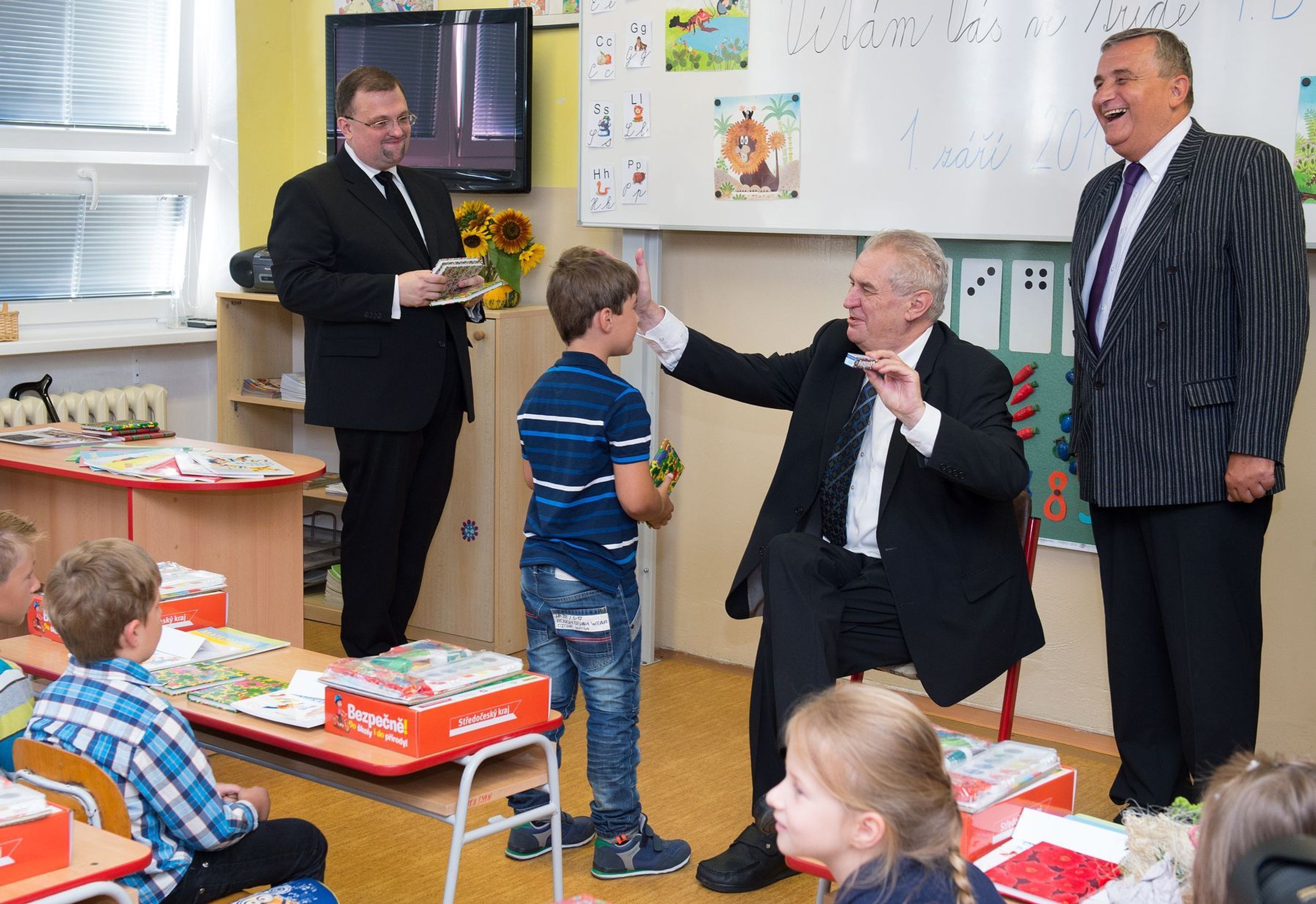 Prezident Miloš Zeman vítá prvňáčky - 3 - GALERIE: Miloš Zeman zahajuje školní rok ve Stochově (16/17)