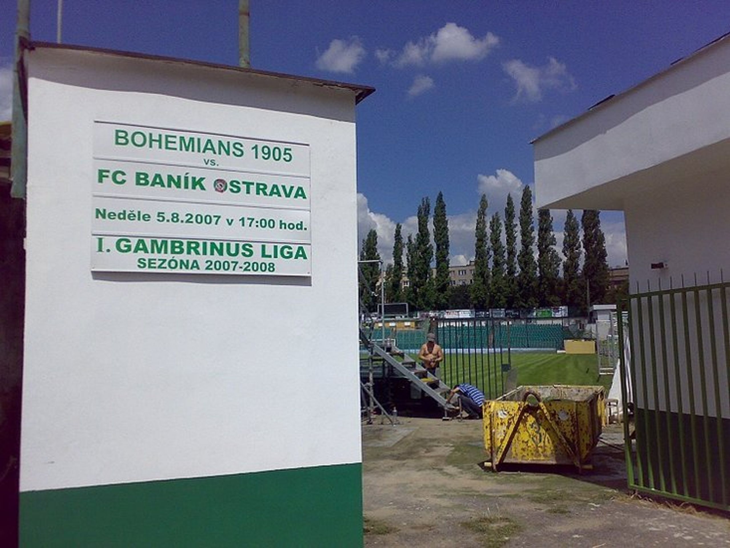 Stadion Bohemians Praha 1905 už hlásí první ligové utkání, v jeho útrobách se ale stále pracuje na konečné podobě pro ligu. - Bohemians mají za cíl jen záchranu (1/2)