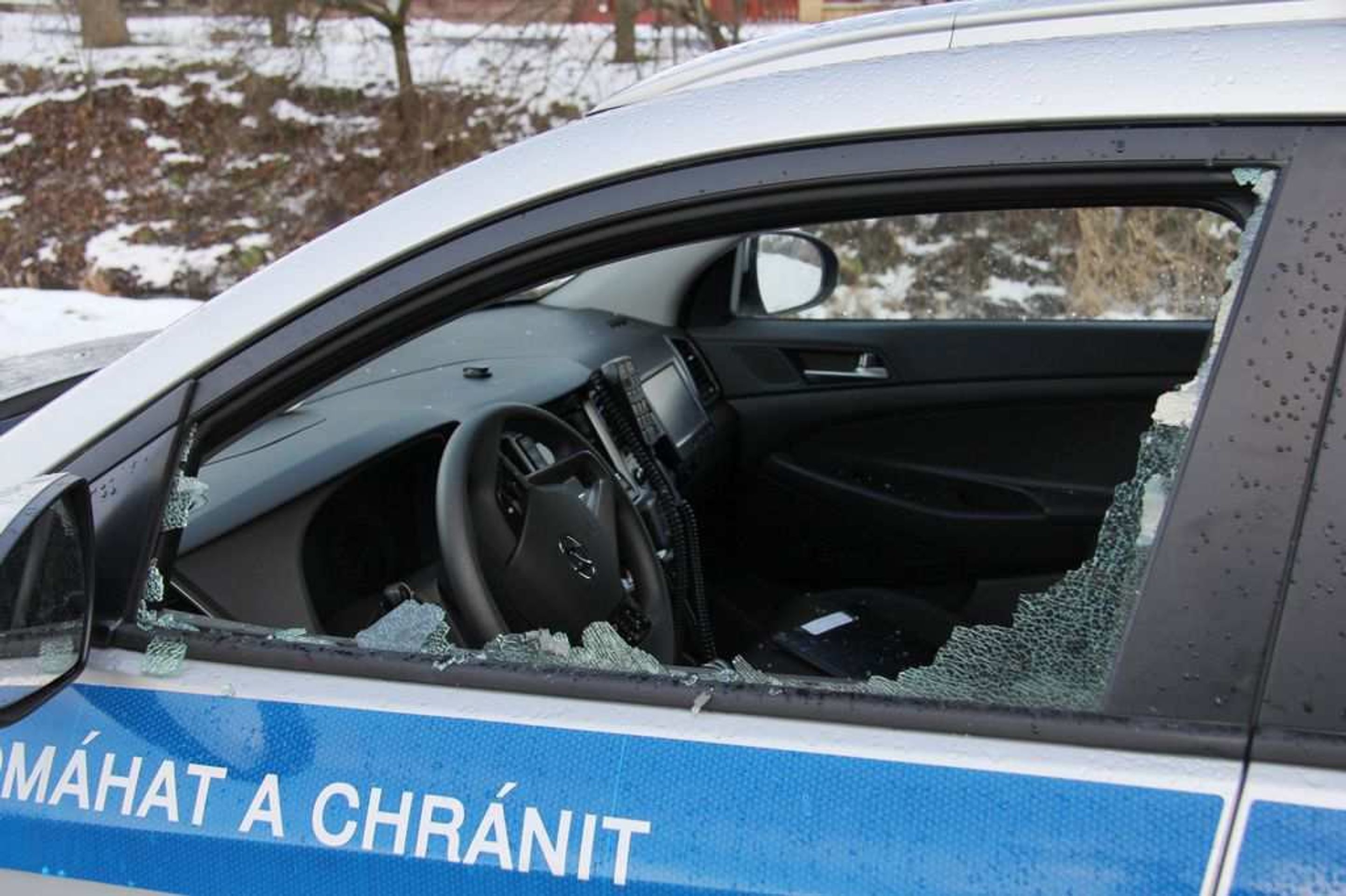 Muž zaútočil na policistu lahví alkoholu - GALERIE: Mladík zaútočil na policistu lahví alkoholu (1/5)