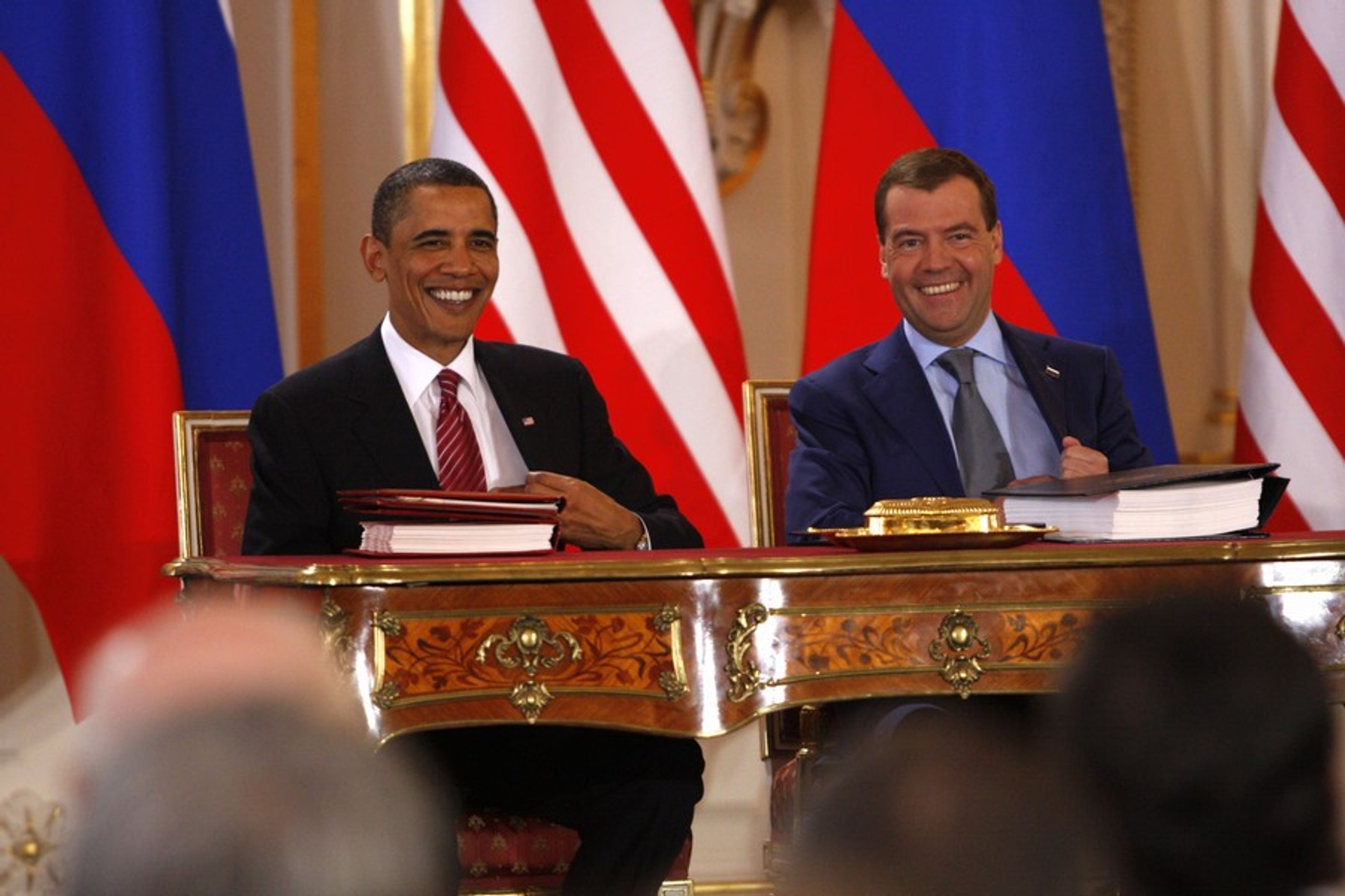 Obama a Medveděv v sále-4 - GALERIE: Obama a Medveděv podepisují smlouvu o odzbrojení (1/26)