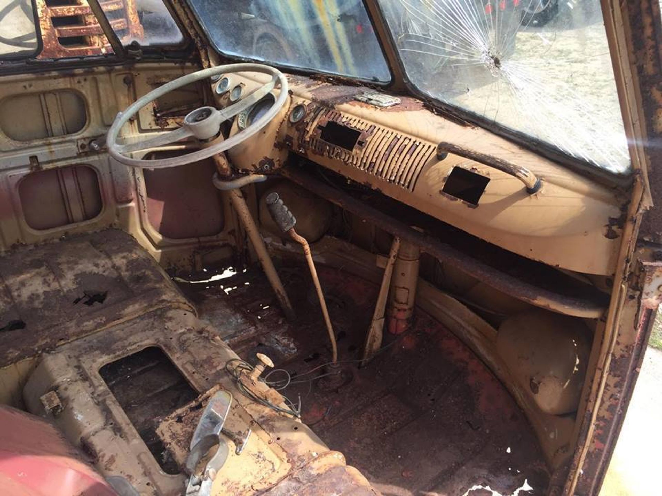 vrak - 41 - GALERIE: VW Bus - zrezlý šrot za stovky tisíc (4/22)