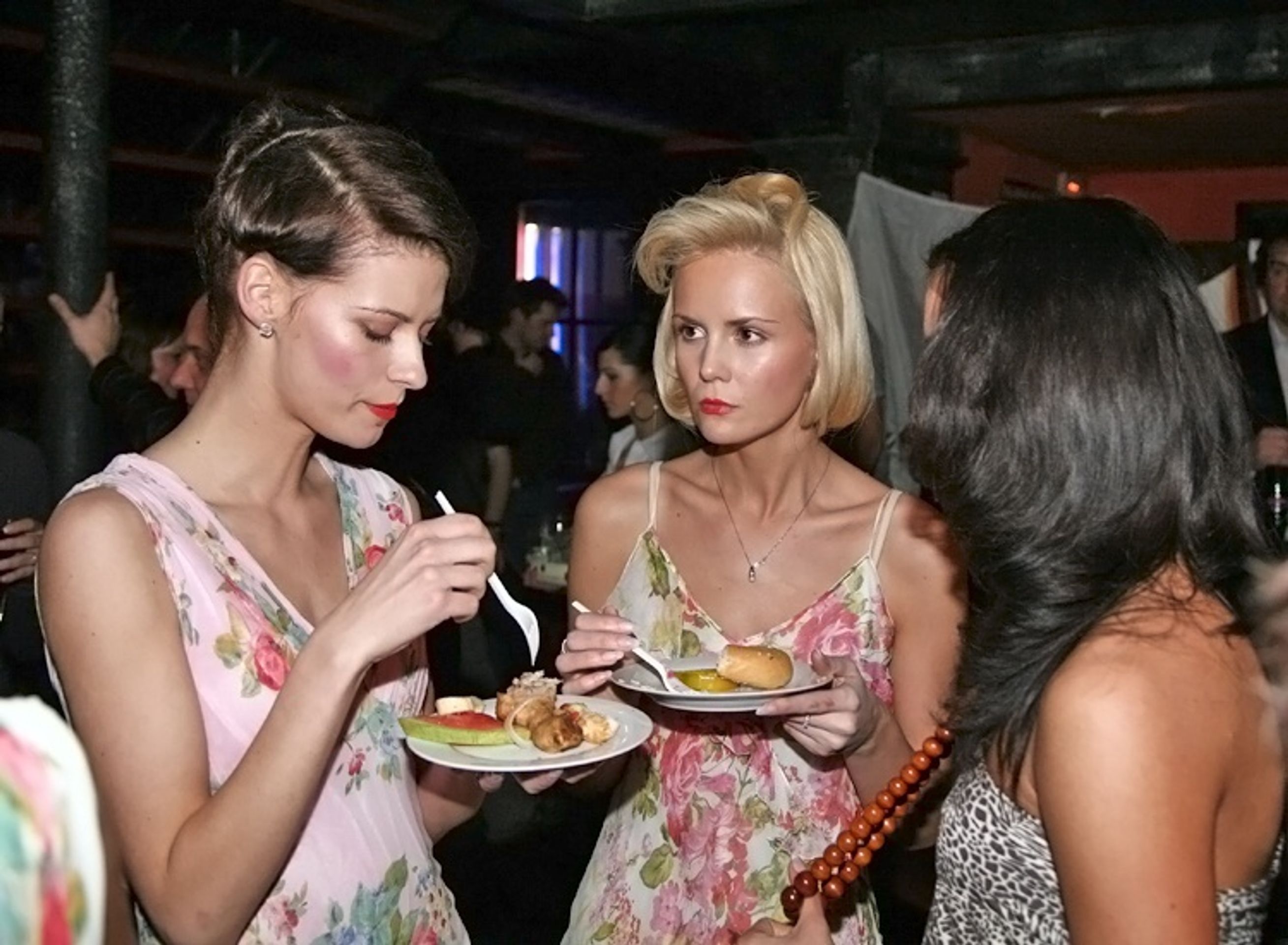 Filmovou party zdobily vítězky České Miss v dobových šatech. - Anglický král inspiroval hlavně muže (8/9)