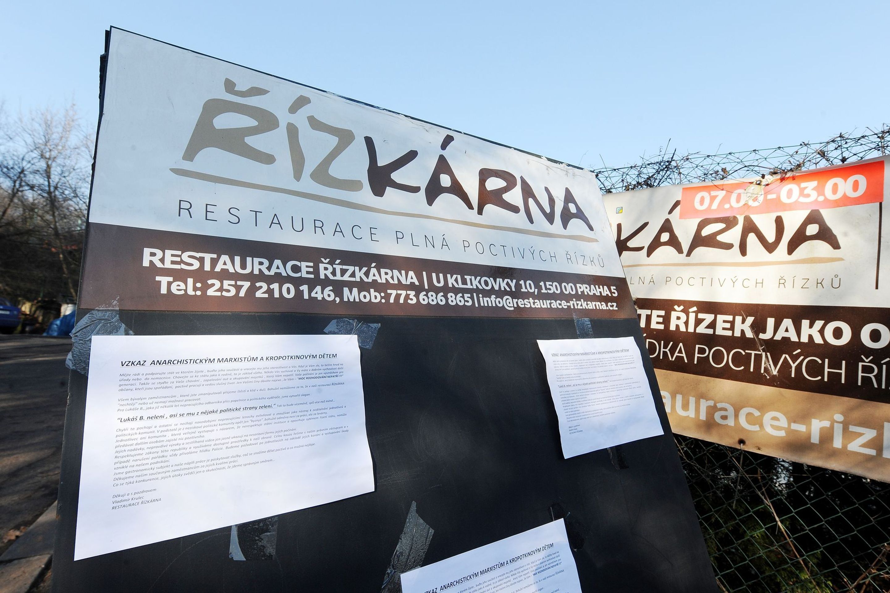 Aktivisté bojují proti restauraci Řízkárna - 5 - GALERIE: Protesty proti restauraci Řízkárna (11/11)