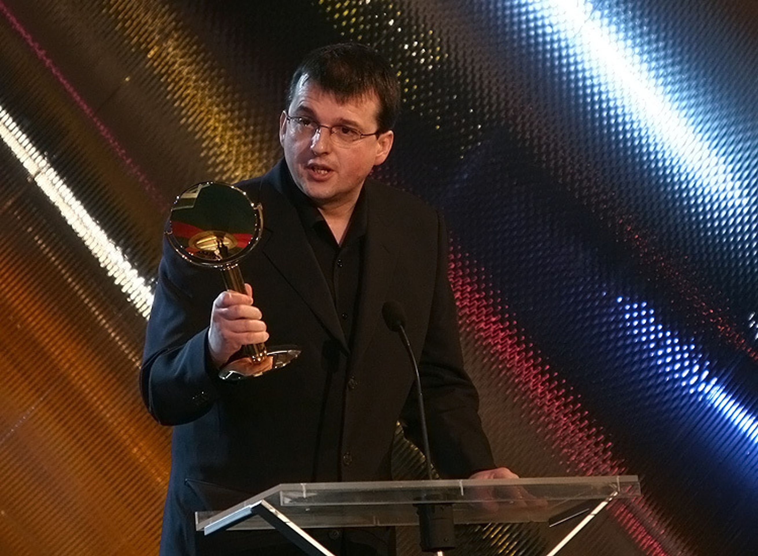 TýTý: Režisér seriálu Ordinace v růžové zahradě Ján Sebechlebský se na pódiu objevil hned dvakrát. Nejdřív přebíral cenu za nepřítomnou Danielu Šinkorovou a pak si šel pro zrcátko za seriál roku.  - TýTý 2006: John šlape na paty Karlu Gottovi (2/12)