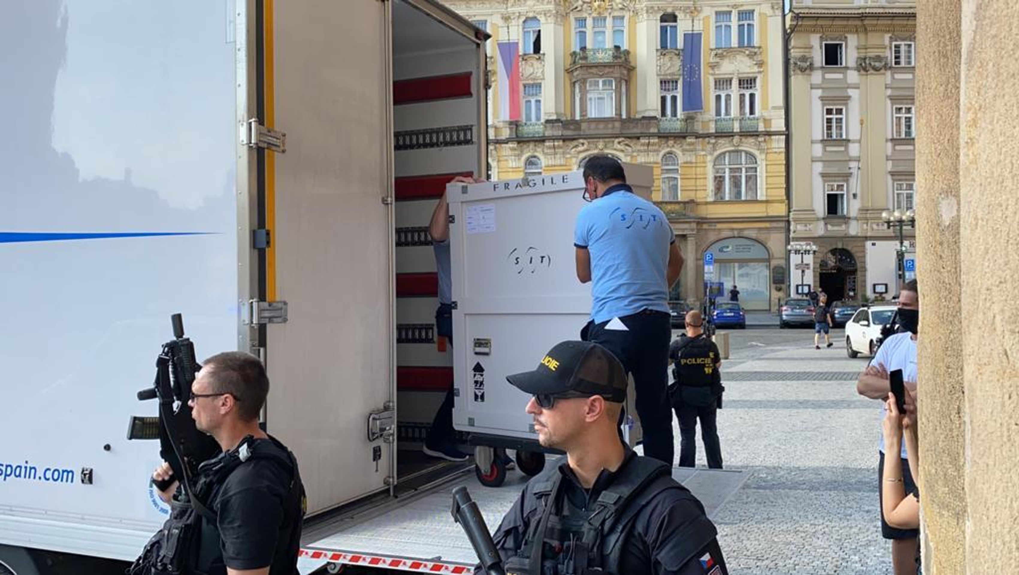 Převoz obrazů Rembrandta van Rijna do galerie na Staromestskem namesti - 9 - GALERIE: Převoz obrazů Rembrandta van Rijna do galerie na Staroměstském naměstí (6/14)