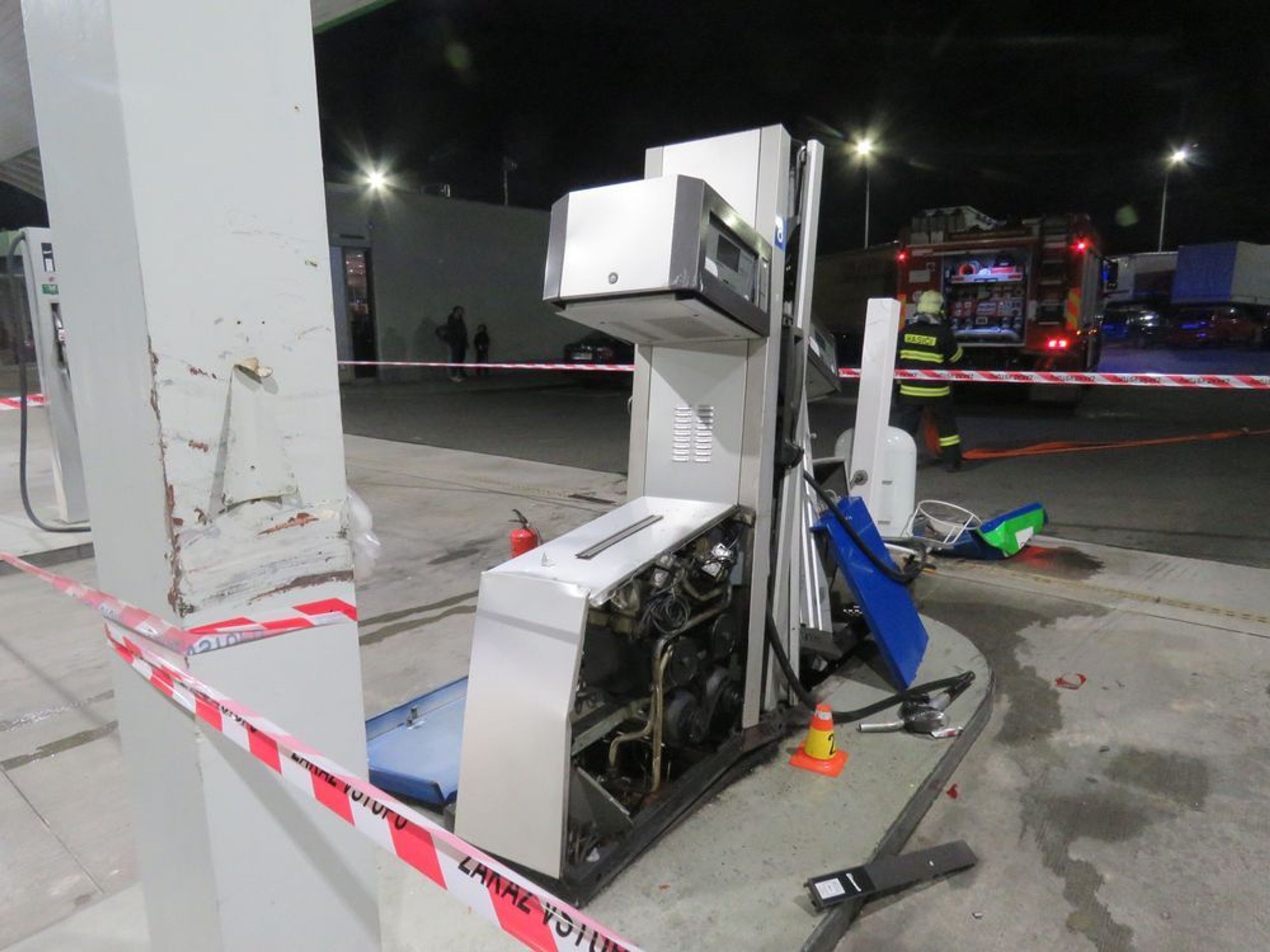 Opilý řidič návěsem zdemoloval benzinku u obce Žešov - 1 - GALERIE: Opilý řidič návěsem zdemoloval benzinku u obce Žešov (1/6)