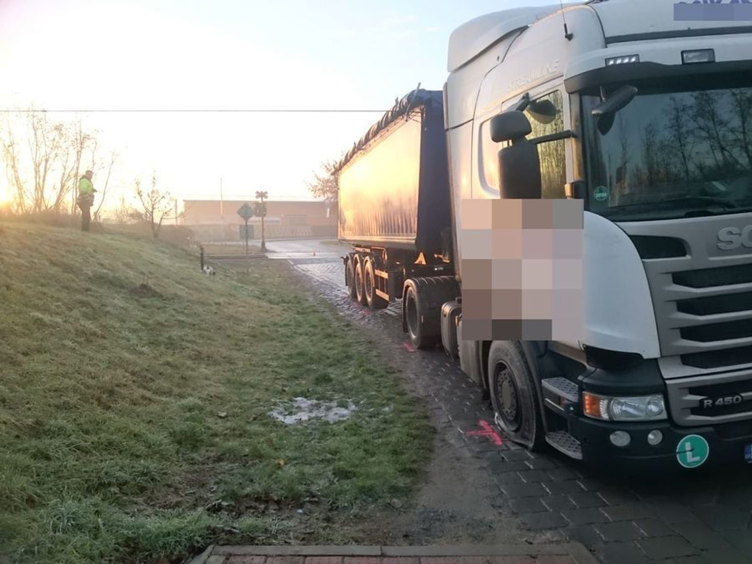 Nehoda na železničním přejezdu v Rousínově- Slavíkovicích - 1 - GALERIE: Nehoda na železničním přejezdu v Rousínově- Slavíkovicích (1/3)