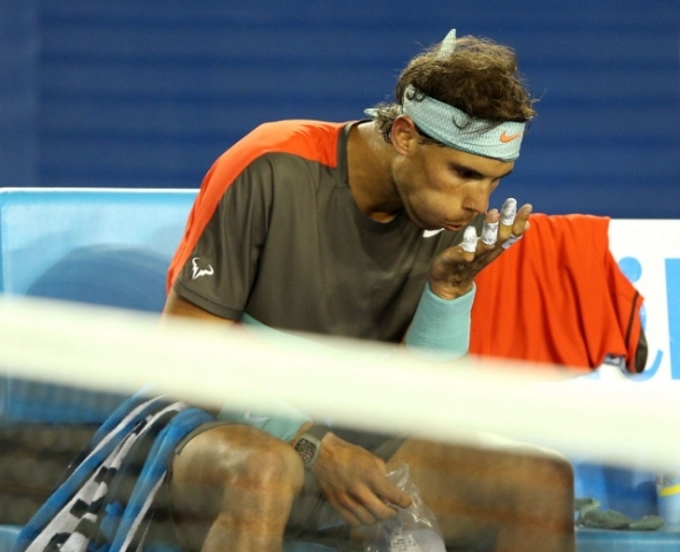 Rafael Nadal a jeho prasklý puchýť - 3 - GALERIE: Rafael Nadal postoupil do finále i se zkrvavenou dlaní (6/8)