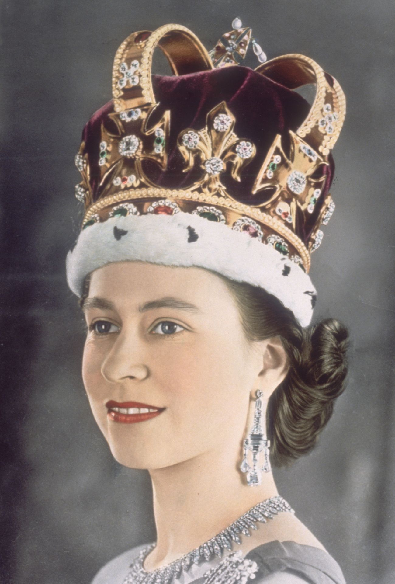 Britská královna Alžběta II. - 10 - GALERIE: Elegantní dáma i babča v šátku, to jsou proměny královny Alžběty II. (6/15)