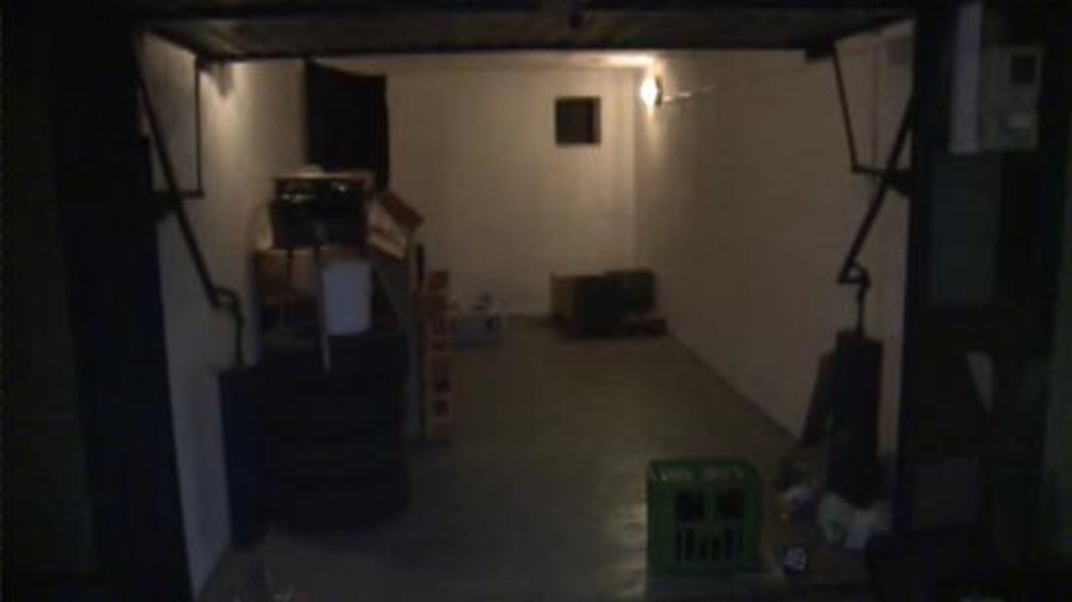 Garáž, ve které našli pančovaný alkohol - Zátah ve zlínské stáčírně (4/4)