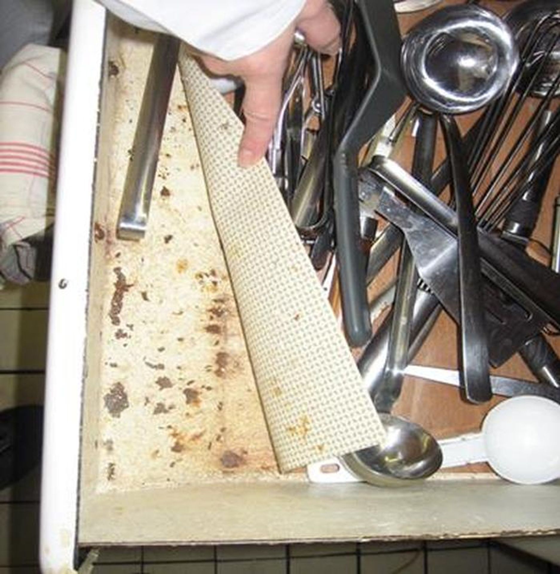Úložné prostory, jejich povrch nesmí podléhat korozi - GALERIE: Inspekce hygieniků odhalila výrazné nedostatky (3/18)