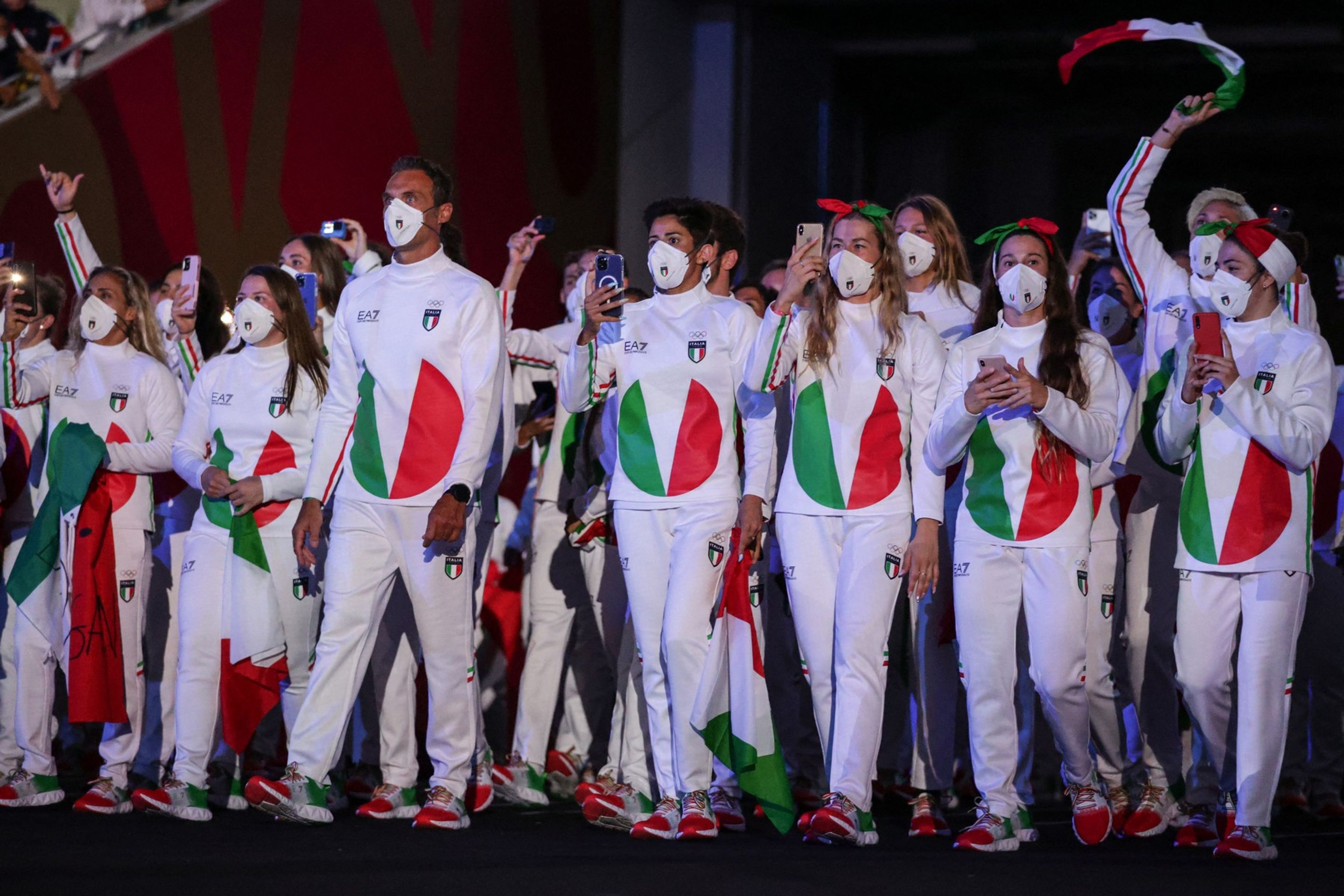 Itálie na LOH v Tokiu - Galerie: Originální outfity při zahajovacím olympijském ceremoniálu (6/18)