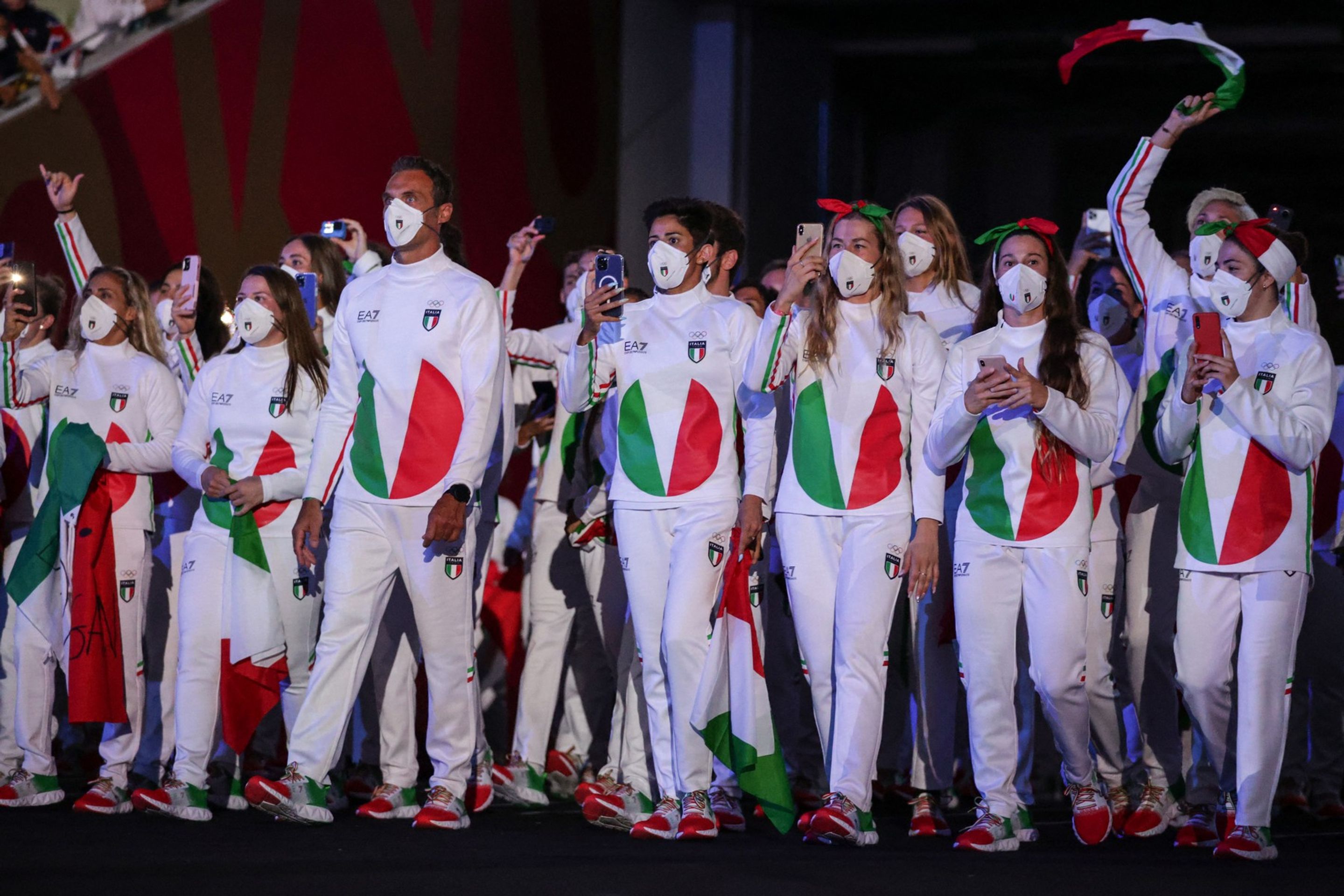 Itálie na LOH v Tokiu - Galerie: Originální outfity při zahajovacím olympijském ceremoniálu (6/17)