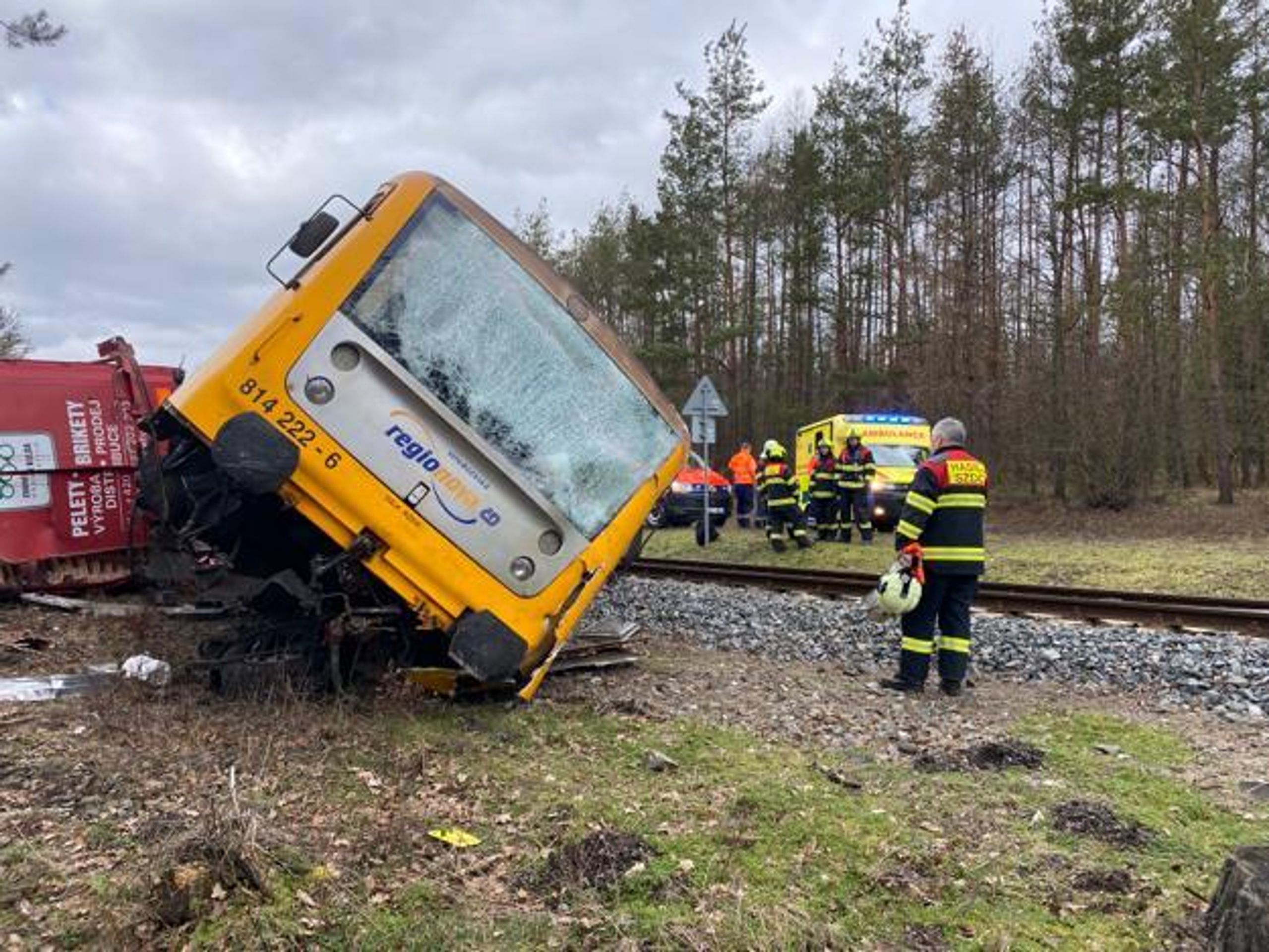 Srážka osobního vlaku s náklaďákem na Příbramsku - 3 - GALERIE: Srážka vlaku s nákladním autem na Příbramsku (10/12)