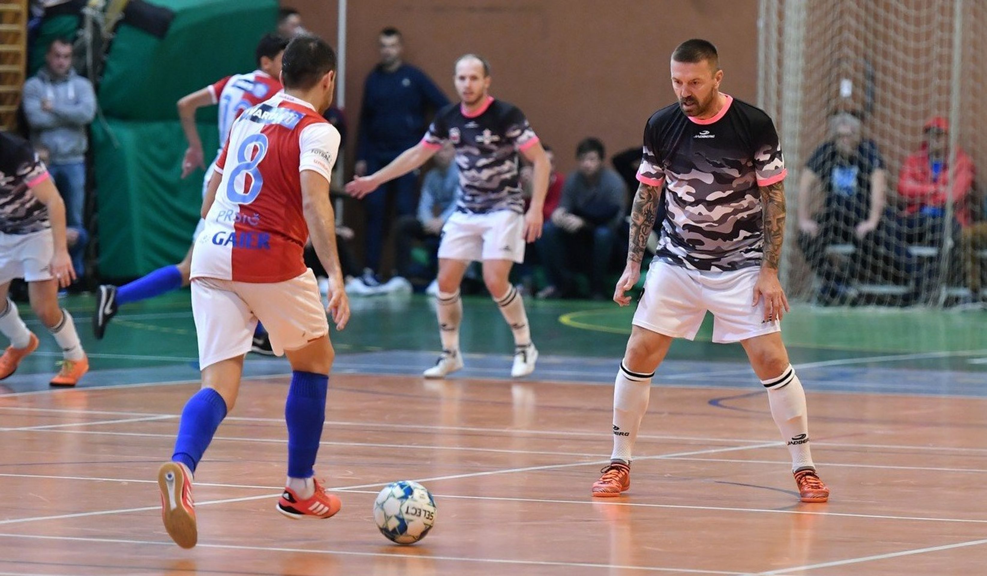 Tomáš Řepka - GALERIE: Tomáš Řepka si zahrál futsal proti Slavii (1/5)